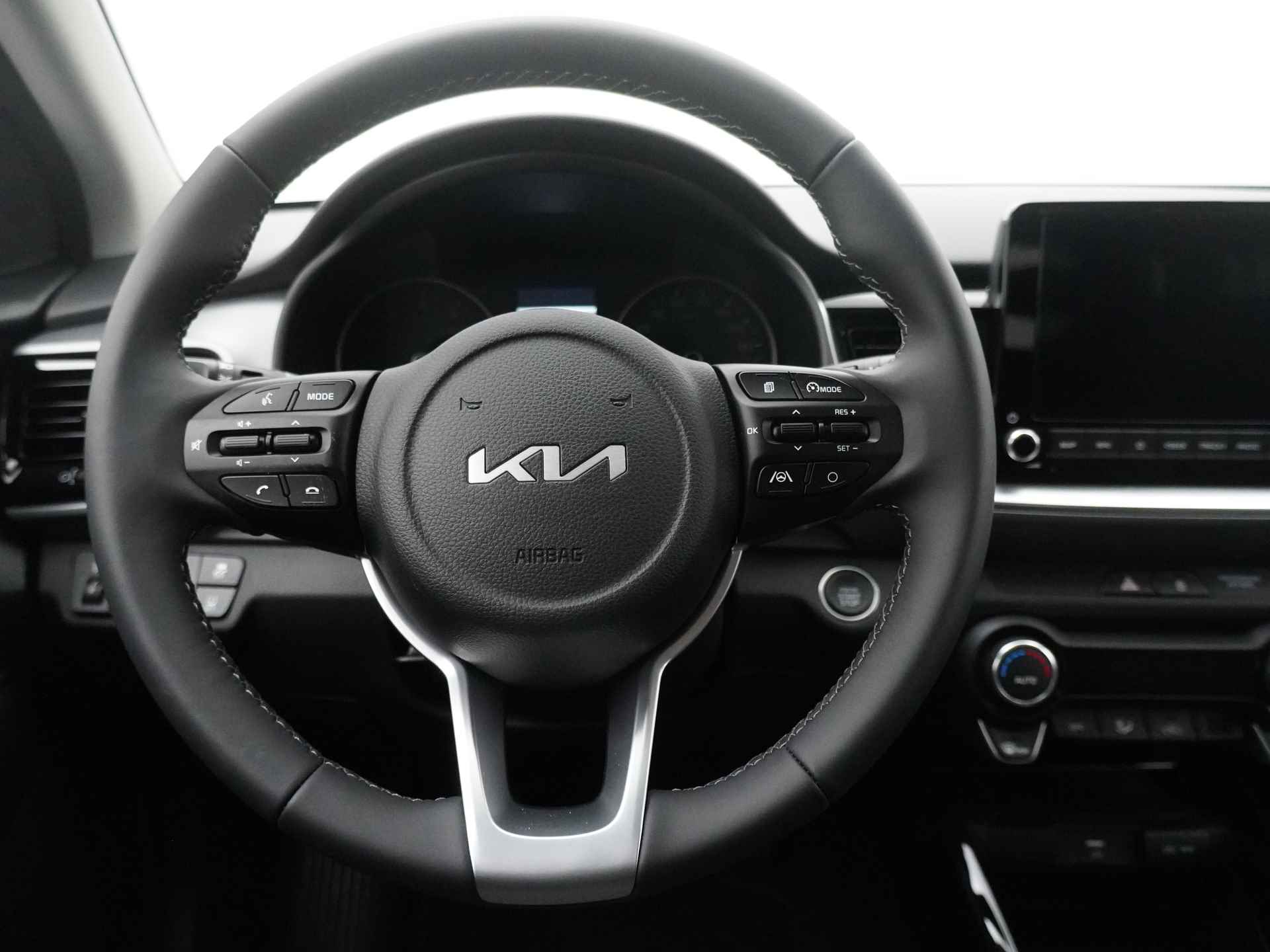 Kia Stonic 1.0 T-GDi MHEV DynamicPlusLine * Nieuw diverse kleuren uit voorraad leverbaar * - Cruise Control - Keyless - Apple CarPlay/Android Auto - Achteruitrijcamera - Parkeersensoren - Fabrieksgarantie tot 2031 - 39/48