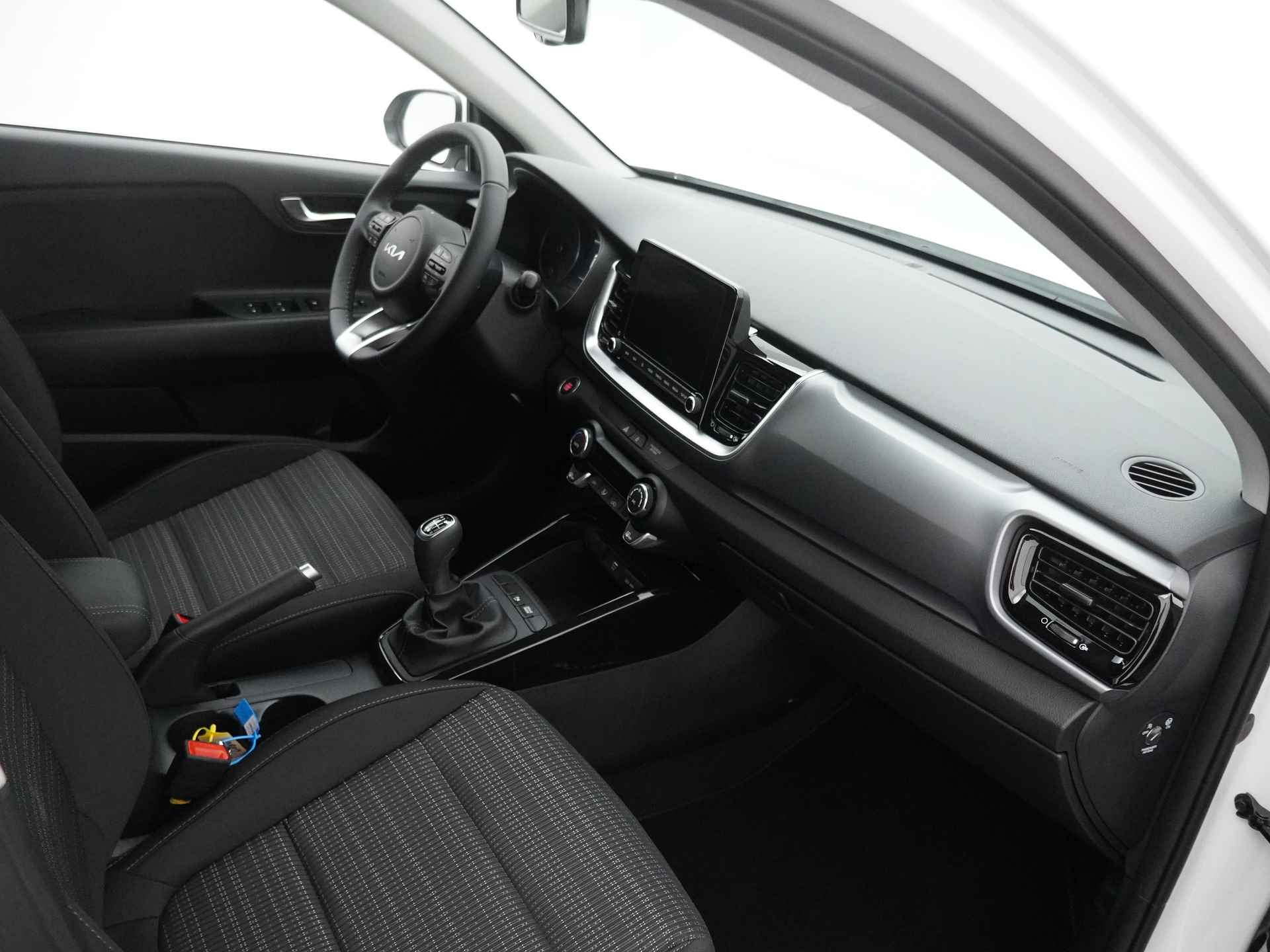 Kia Stonic 1.0 T-GDi MHEV DynamicPlusLine * Nieuw diverse kleuren uit voorraad leverbaar * - Cruise Control - Keyless - Apple CarPlay/Android Auto - Achteruitrijcamera - Parkeersensoren - Fabrieksgarantie tot 2031 - 41/48