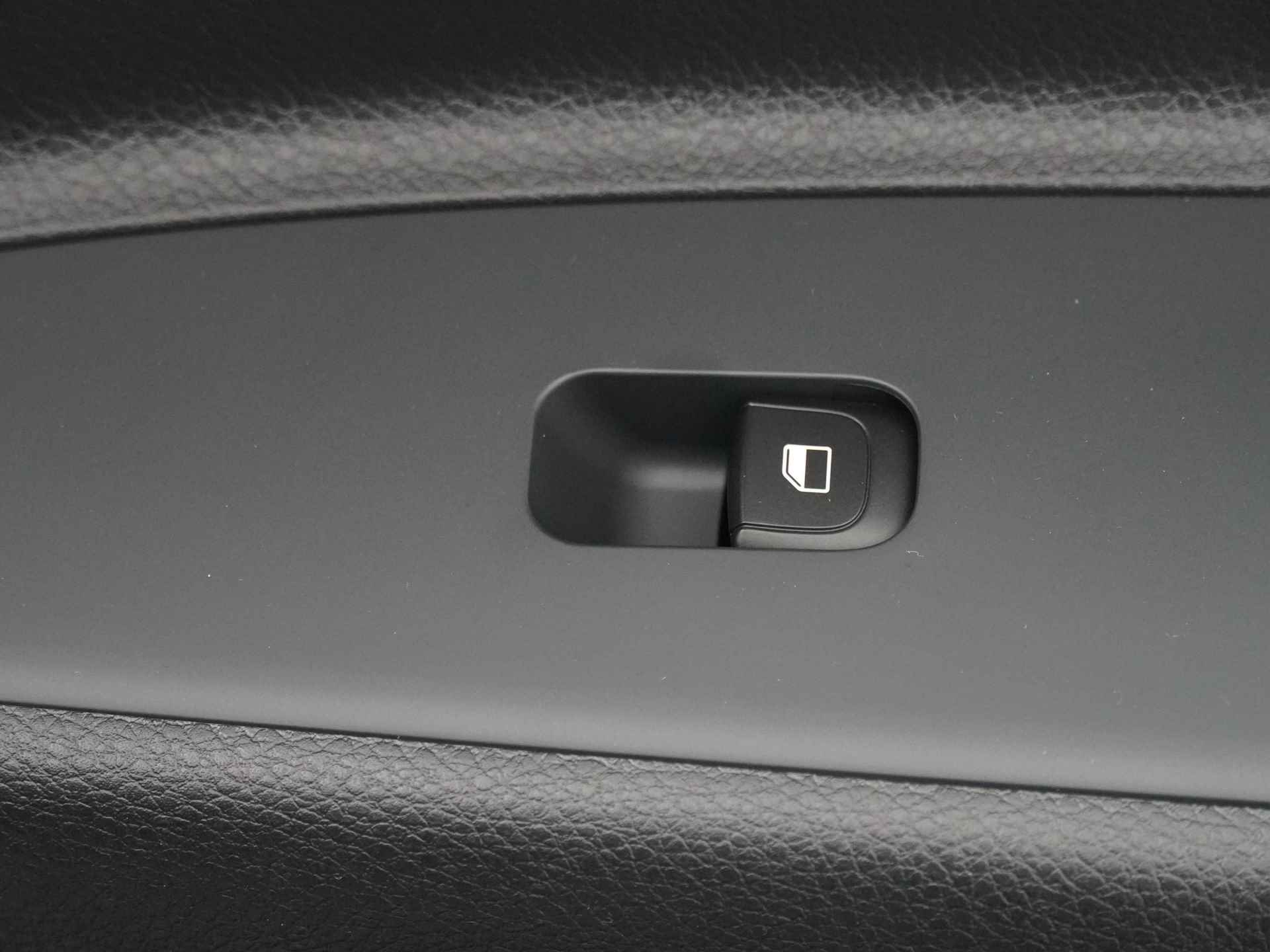 Kia Stonic 1.0 T-GDi MHEV DynamicPlusLine * Nieuw diverse kleuren uit voorraad leverbaar * - Cruise Control - Keyless - Apple CarPlay/Android Auto - Achteruitrijcamera - Parkeersensoren - Fabrieksgarantie tot 2031 - 44/48