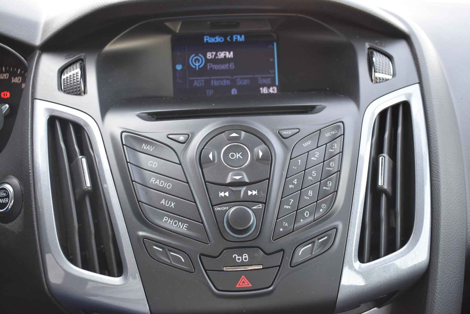 Ford Focus 1.6 TI-VCT Titanium | Navi| Bluetooth | Trekhaak | Climate Control | PDC | Cruise Control | Voorruitverwarming - 13/20