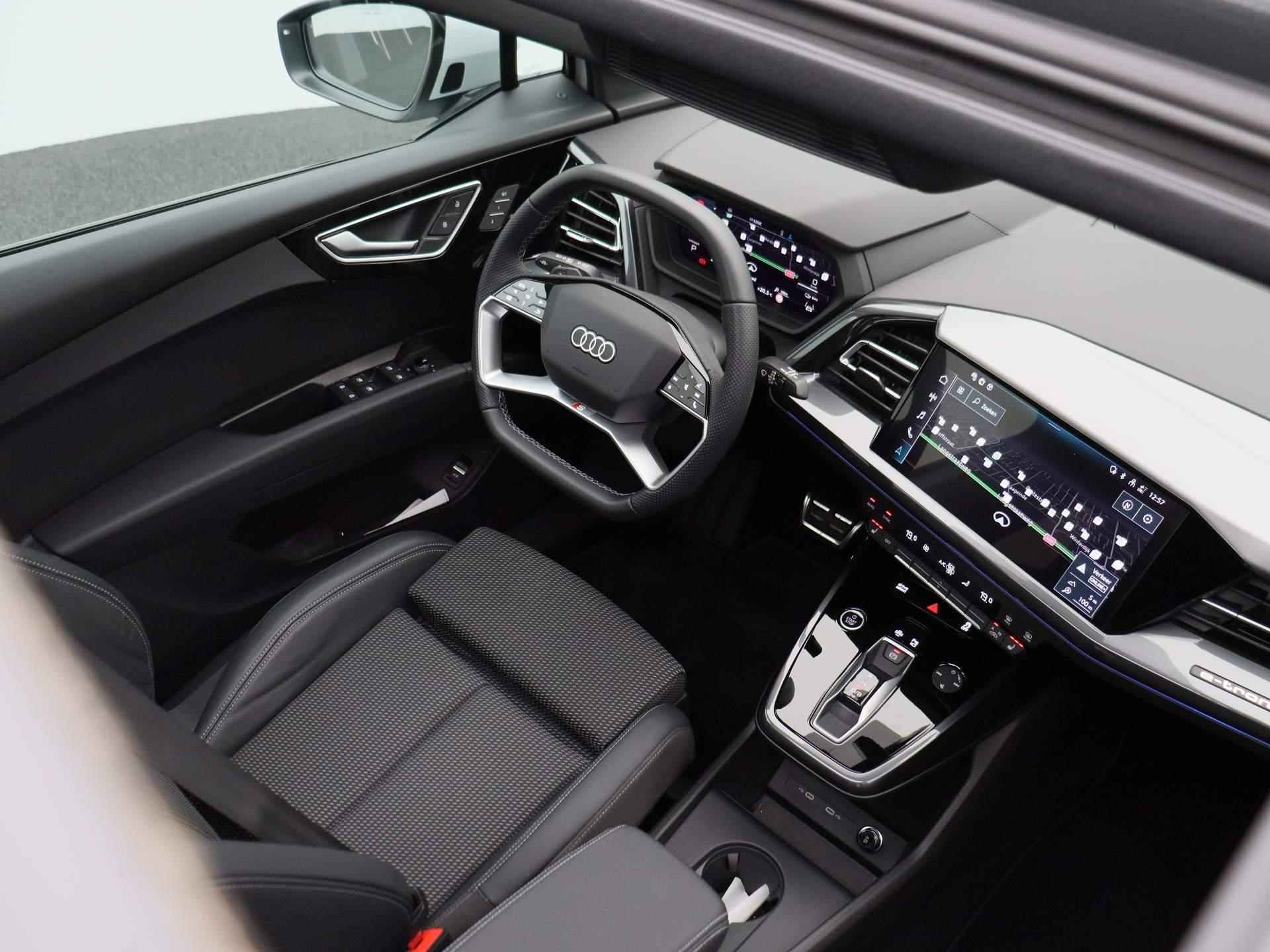 Audi Q4 e-tron 50 quattro S edition 82 kWh 299 PK | S-line | Automaat | Navigatie | Camera | Panoramadak | Adaptive Cruise Control | Climate Control | Stoelverwarming | Virtual Cockpit | LED Matrix | Lichtmetalen velgen | Privacy glass | - 50/56