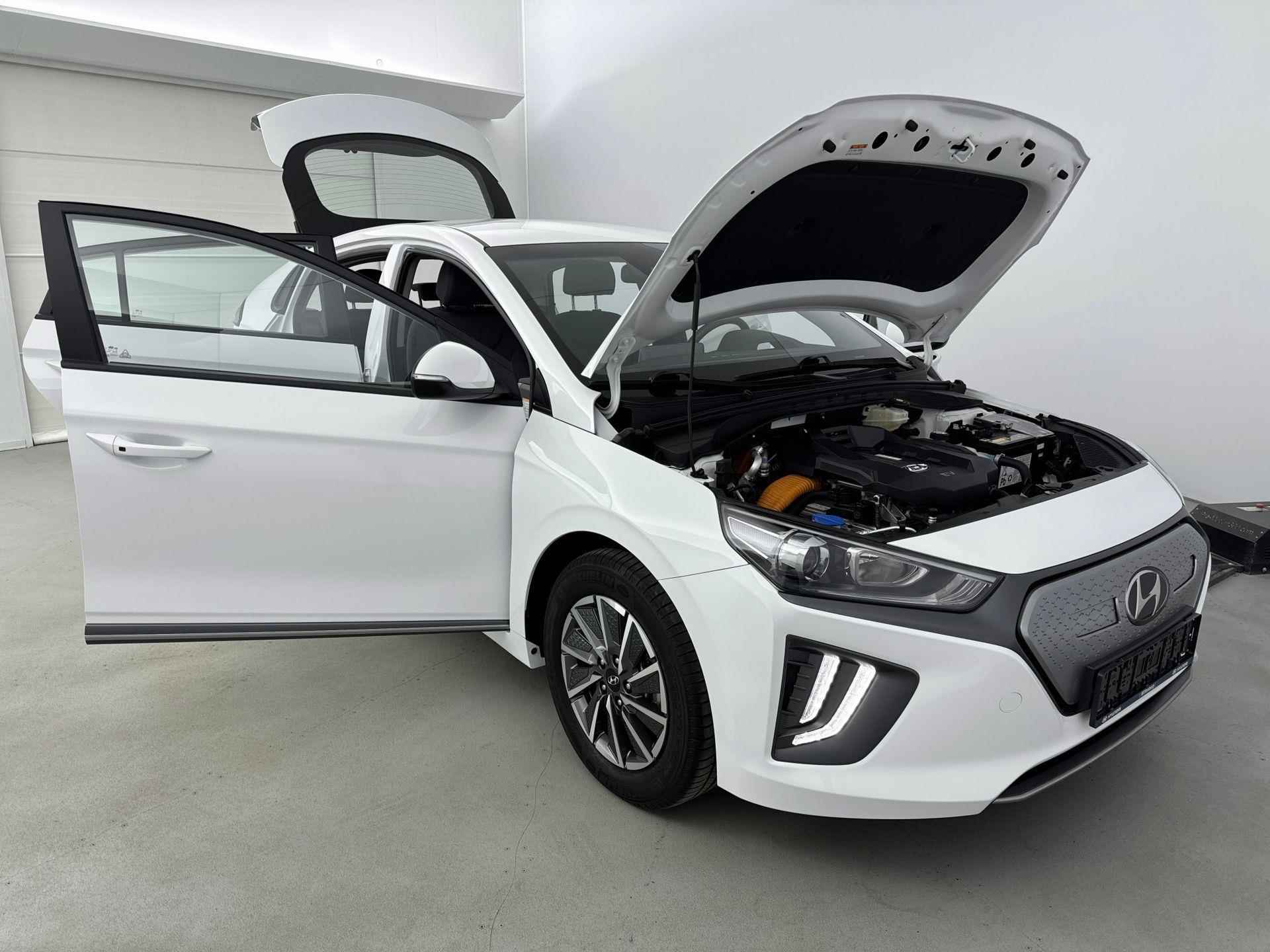 Hyundai IONIQ Comfort EV 38 kWh | €2000,- EV-subsidie! | Navigatie via smartphone | Camera | Keyless - 30/34