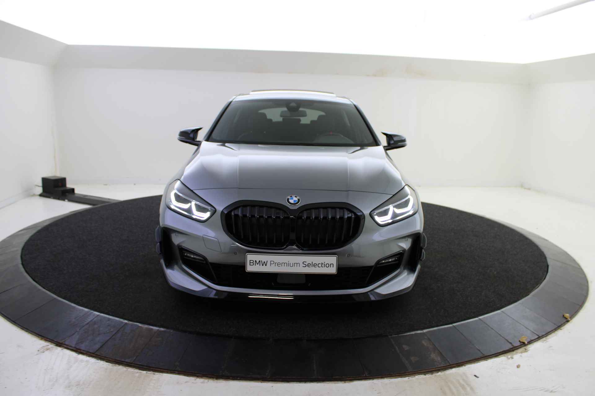 BMW 1-serie 118i High Executive M-Performance Sport Automaat / Panoramadak / M Sport steering / Sportstoelen / Adaptieve LED / Cruise Controll / Parking Assistant / Live Cockpit Professional - 51/56