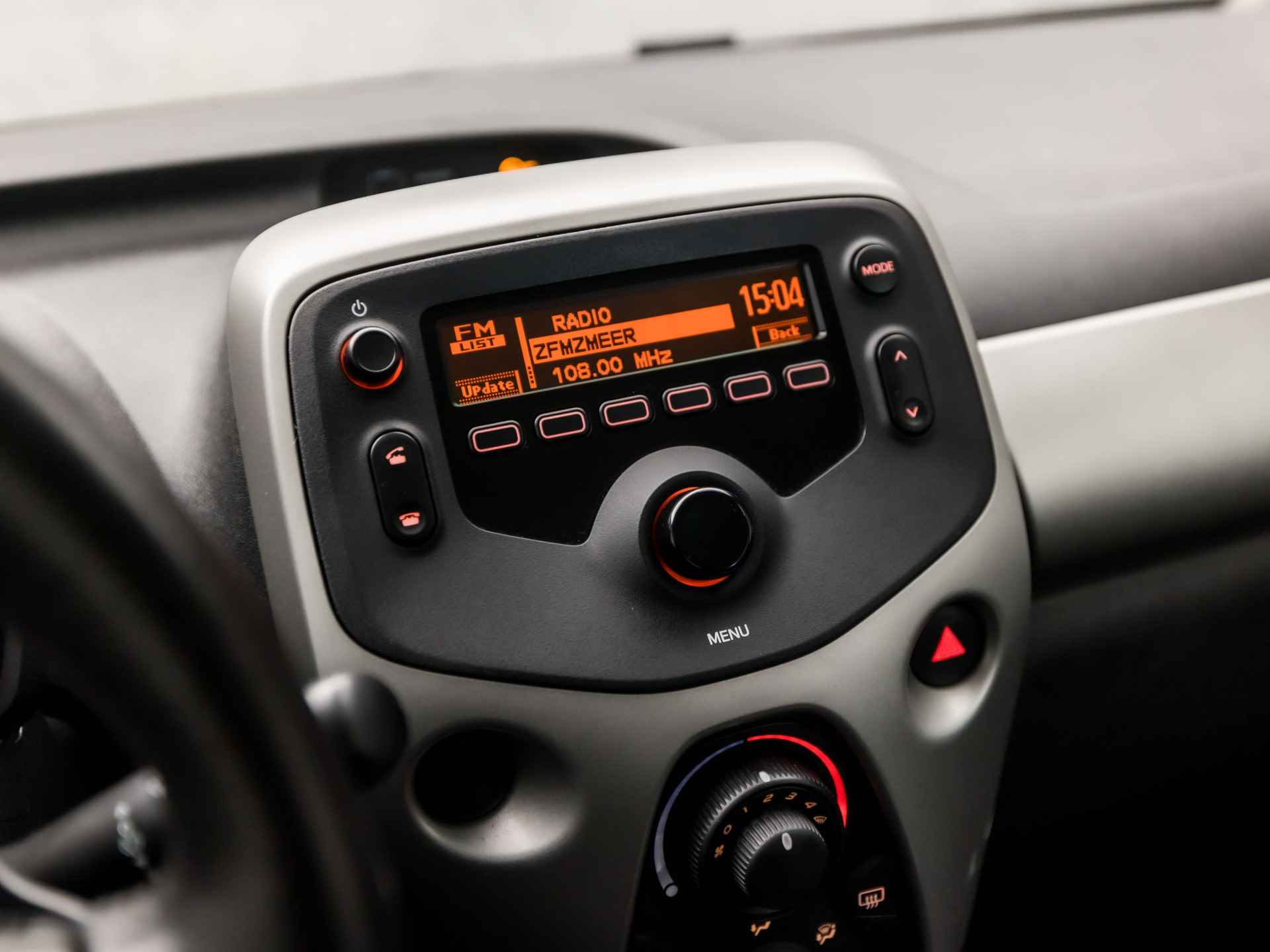 Peugeot 108 1.0 e-VTi Luxury Automaat (AIRCO, BLUETOOTH, 5-DEURS, XENON, STUURWIELBEDIENING, ELEK PAKKET, NIEUWE APK, NIEUWSTAAT) - 8/30