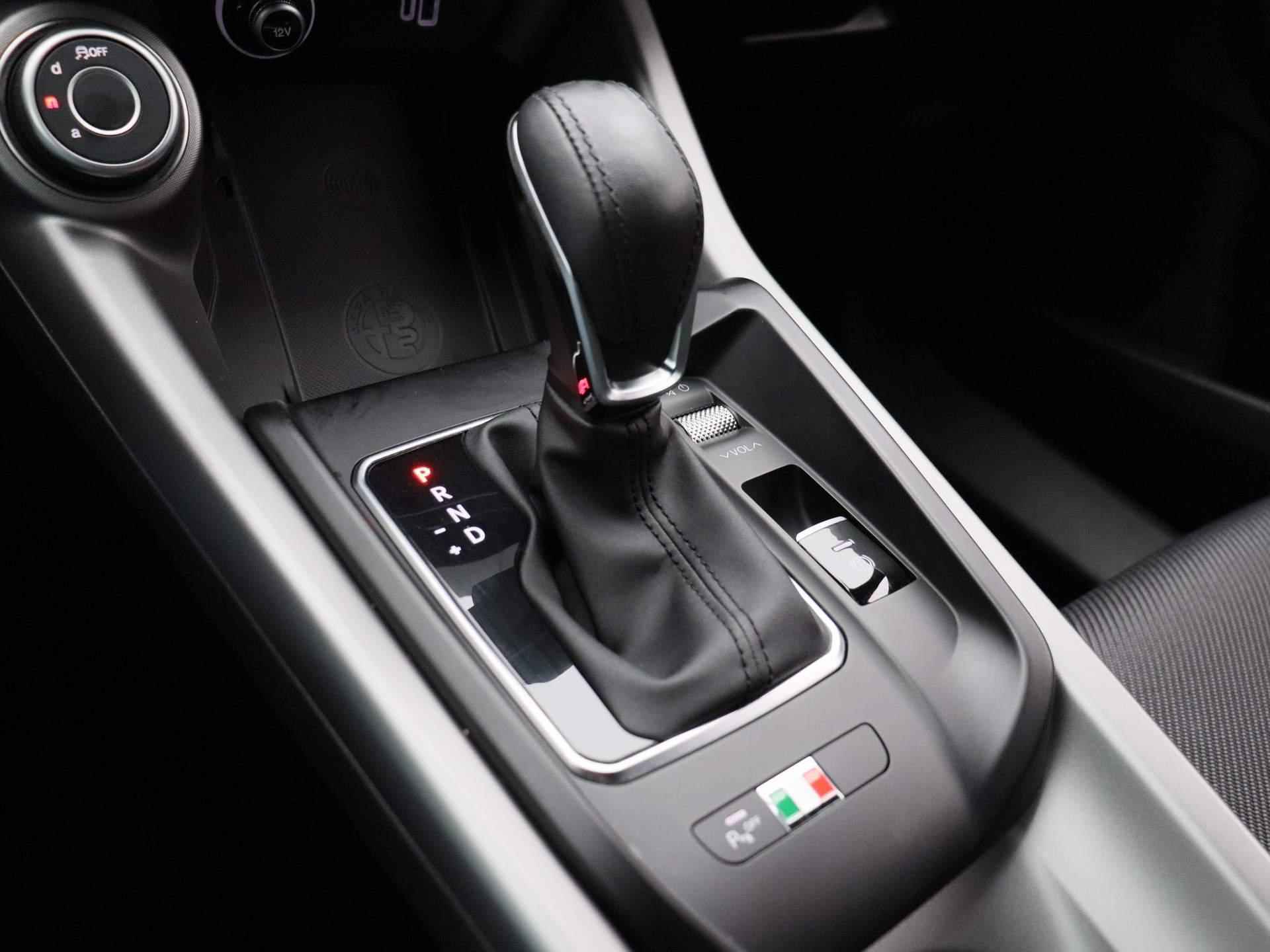 Alfa Romeo Tonale 1.5T Hybrid Sprint | Navigatie | Climate control | Parkeersensoren | Lichtmetalen velgen | LED | Apple carplay / Android auto - 12/34