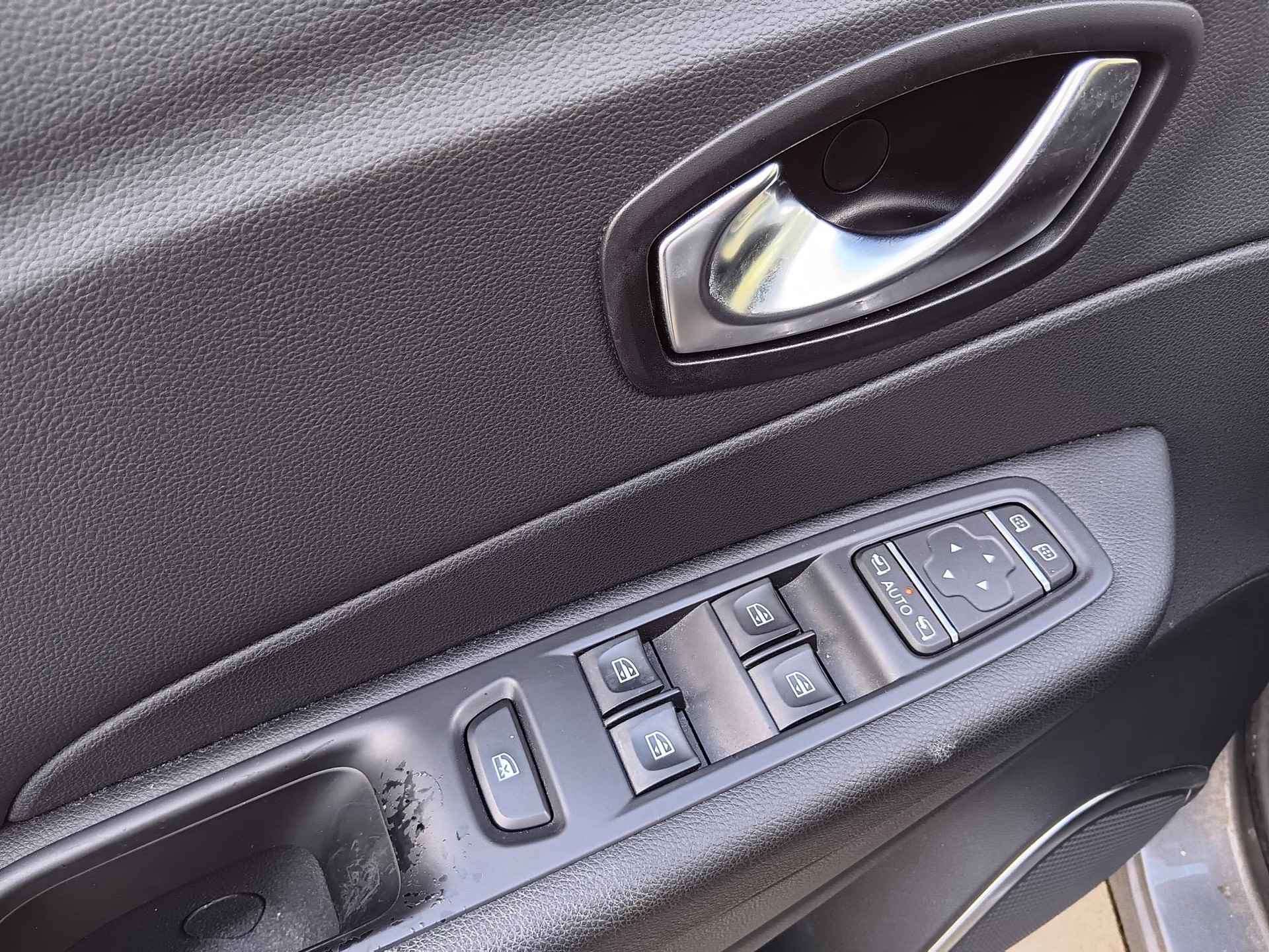 Renault Captur 0.9 TCe 90 Intens Climate Control / Navigatie / Parkeersensoren + Camera / Lichtmetalen Velgen / LED - 8/36