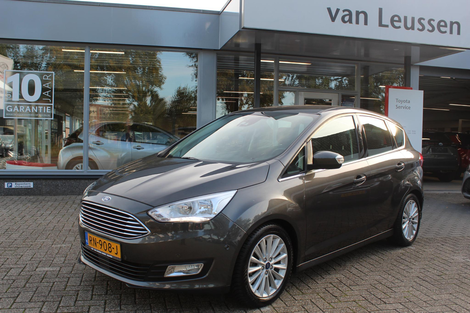 Ford C-Max 1.5 TITANIUM AD-CRUISE KEYLESS BLIND SPOT APPLE/ANDROID NAVI CLIMA CAMERA ELEKTRISCH WEGKLAPBARE TREKHAAK TREKGEWICHT 1500KG PARK-SENSOREN VOOR EN ACHTER BLUETOOTH EL-SPIEGELS NL-AUTO 17'' INCH LICHTMETAAL MET ALL-SEASEN BANDEN