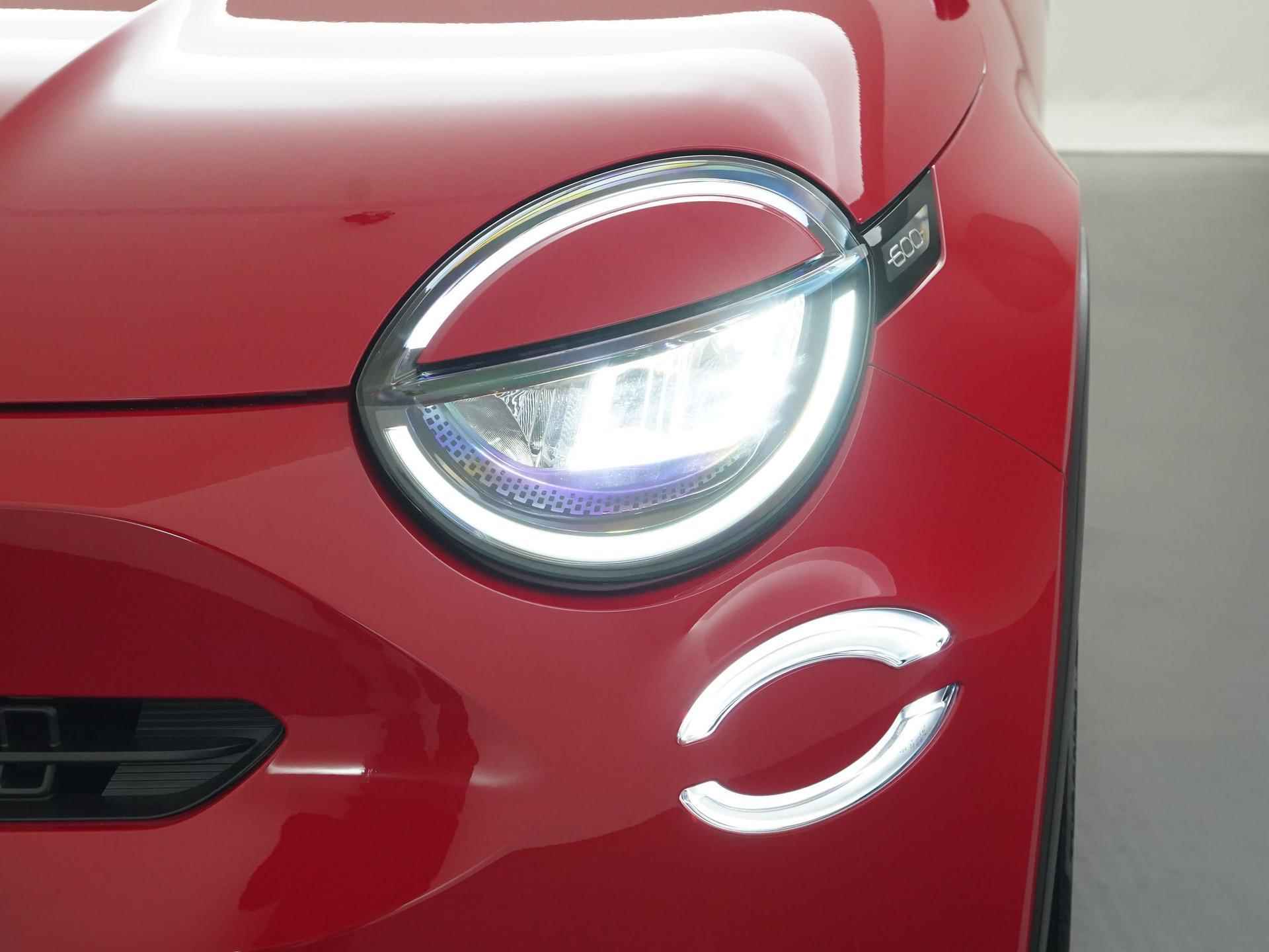 Fiat 600e RED 54 kWh | Apple Carplay | Parkeersensor | LED | Zondag Open! - 21/37