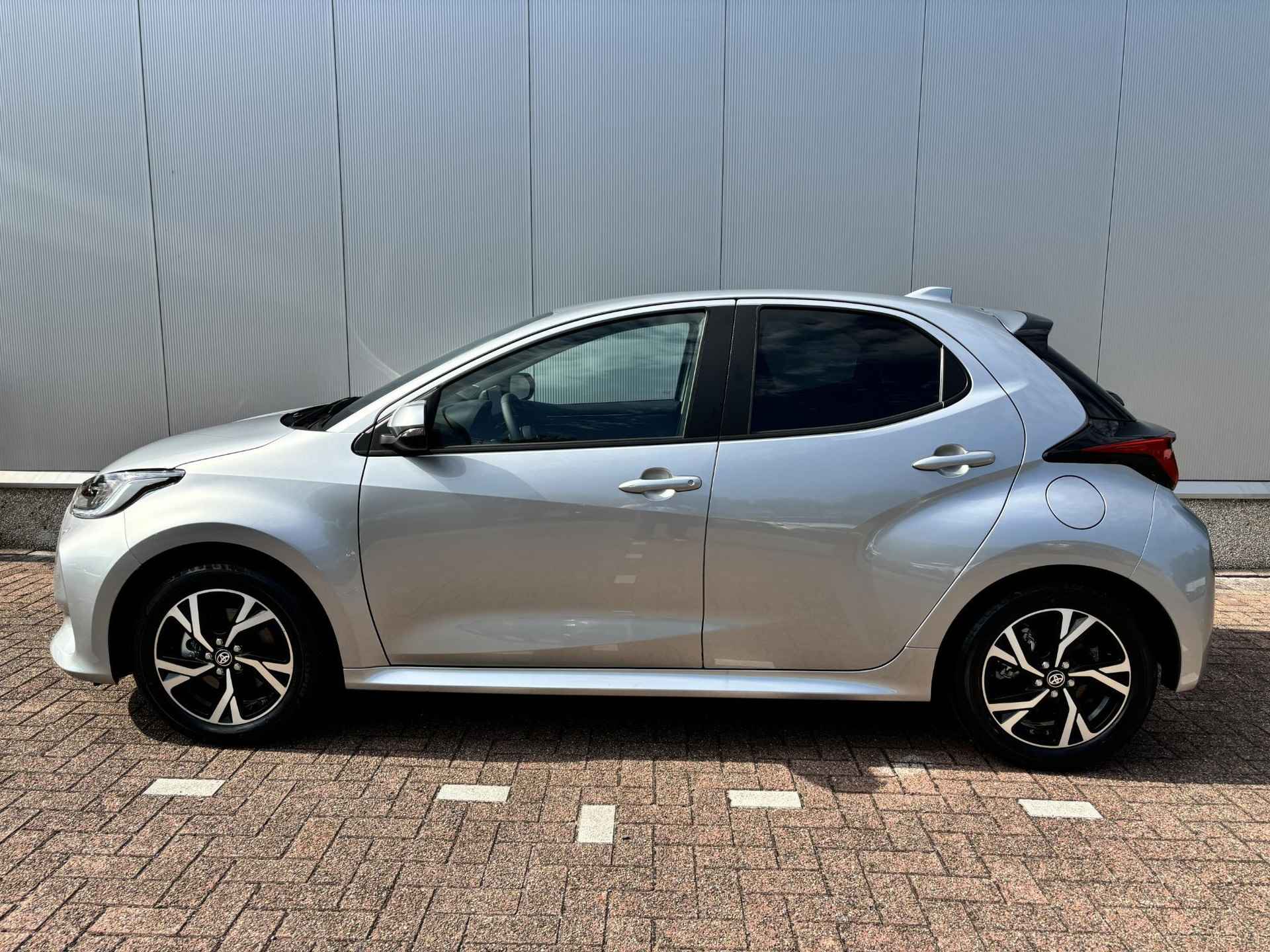 Toyota Yaris 1.5 Hybrid First Edition Limited, Stuurverwarming, Apple carplay, Android auto, Lm velgen, Snel leverbaar! - 30/42