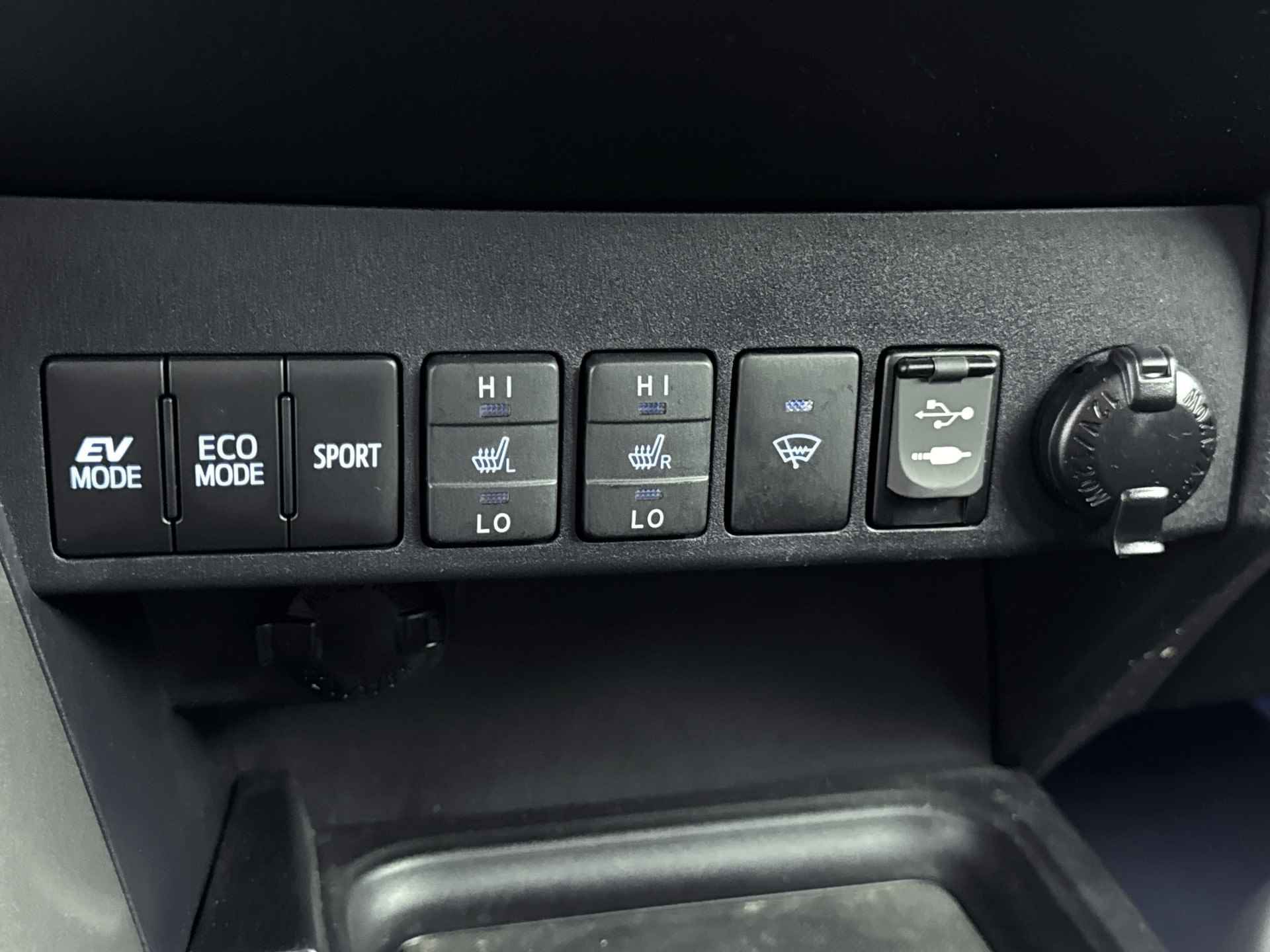 Toyota RAV4 2.5 Hybrid AWD Executive Limited | Parkeersensoren | Trekhaak | Navigatie | Camera | LM velgen | Climate Control | Cruise Control Adaptief | Stoelverwarming | - 32/40