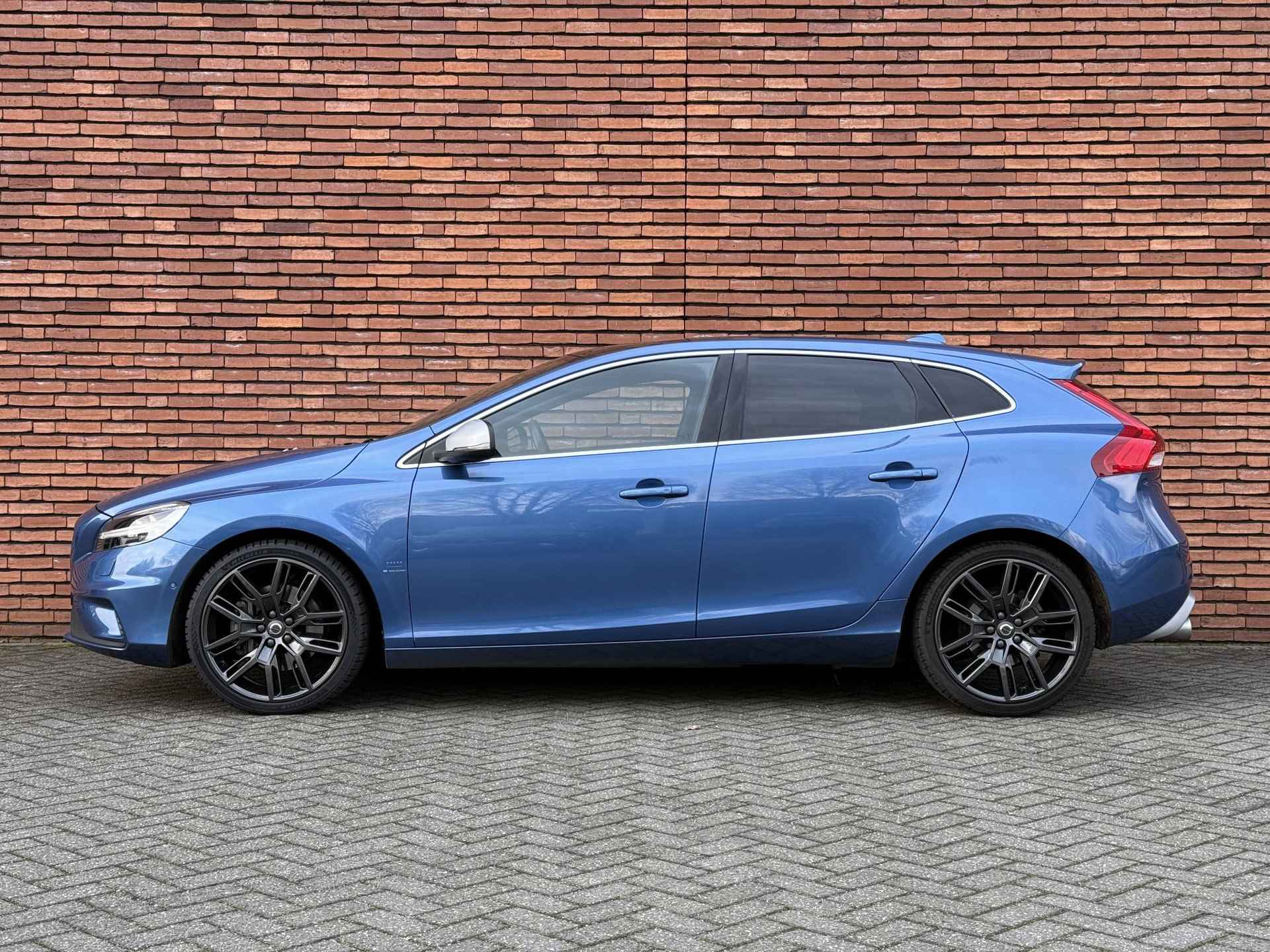 Volvo V40 T3 AUT6 152PK Polar+ Sport | Trekhaak | Standkachel | Elektrisch Verstelbare Voorstoelen | Panorama Dak | Parkeercamera | Volvo On Call | Bluetooth Telefonie & Multimedia | Getint Glas | Keyless Entry - 6/23