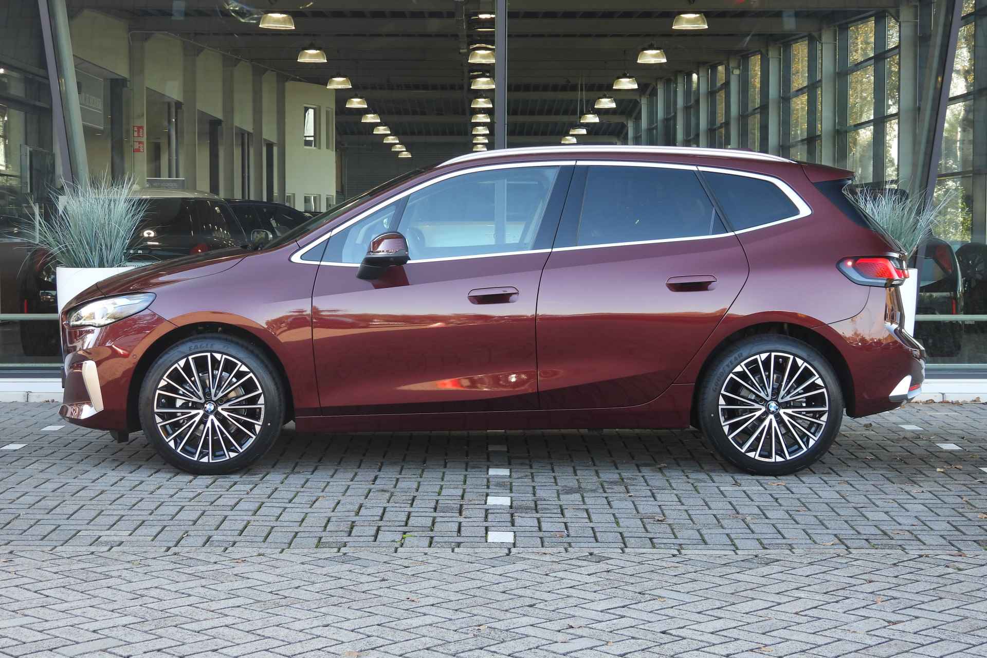 BMW 2 Serie Active Tourer 220i High Executive / Panoramadak / Trekhaak / Sportstoelen / Stoelverwarming / Head-Up / Adaptieve LED / Harman Kardon / Parking Assistant Plus - 5/41