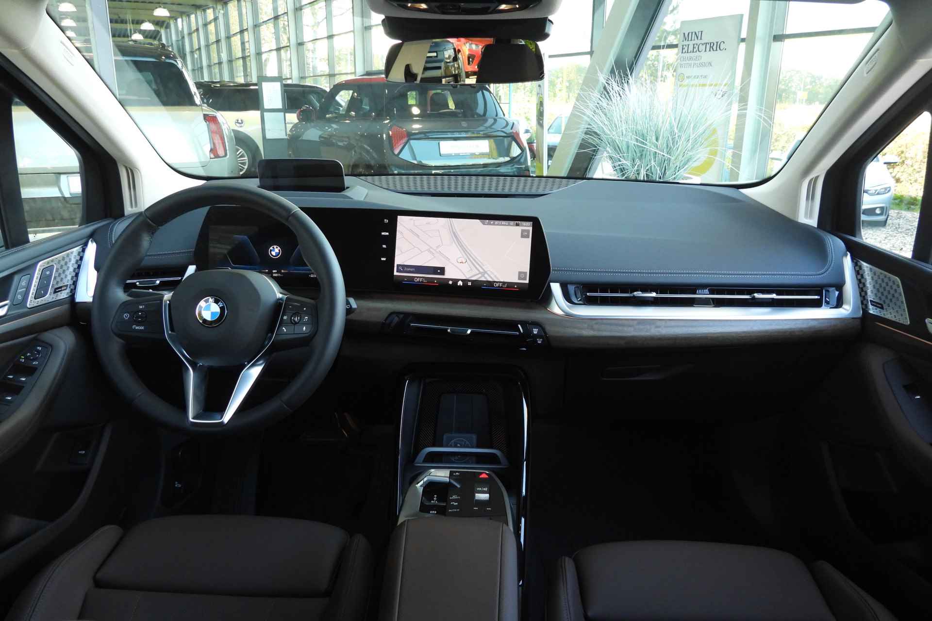 BMW 2 Serie Active Tourer 220i High Executive / Panoramadak / Trekhaak / Sportstoelen / Stoelverwarming / Head-Up / Adaptieve LED / Harman Kardon / Parking Assistant Plus - 26/41