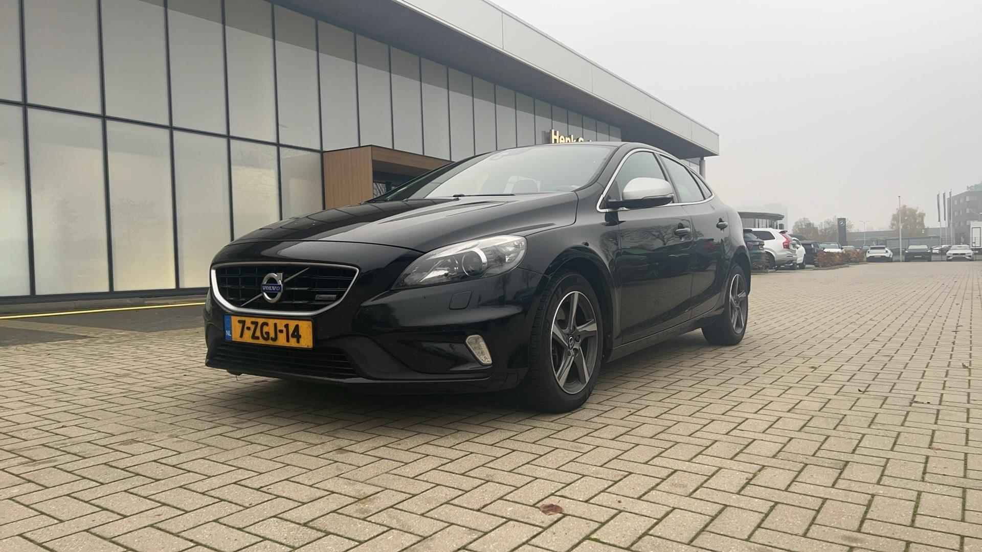 Volvo V40 D4 190PK R-Design Business, Stoelverwarming, Trekhaak, Navigatie, Bluetooth Multimedia & Telefoon, Cruise Control, Trekhaak, Climate Control, Leder/Alcantara Bekleding, - 2/9