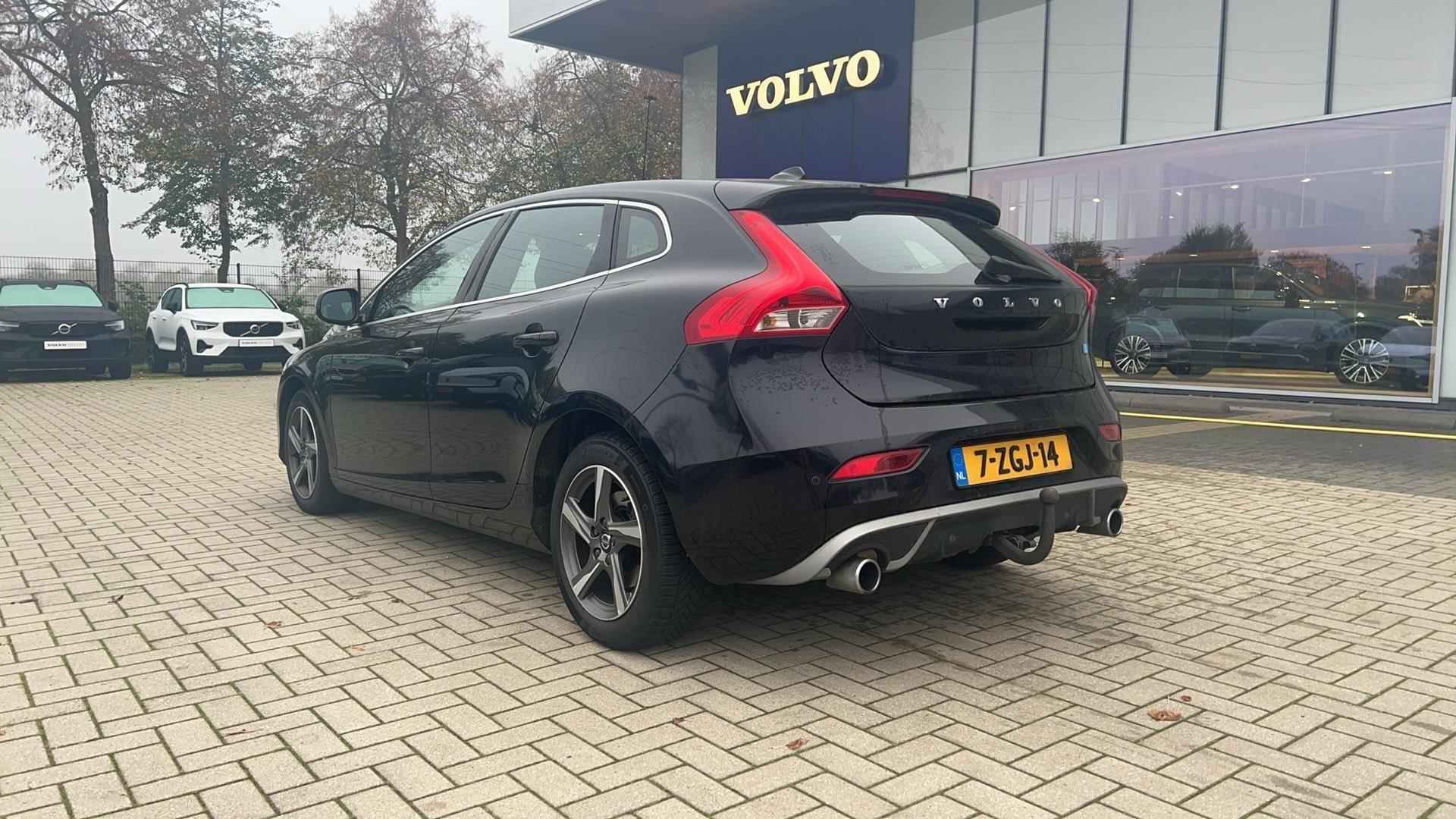 Volvo V40 D4 190PK R-Design Business, Stoelverwarming, Trekhaak, Navigatie, Bluetooth Multimedia & Telefoon, Cruise Control, Trekhaak, Climate Control, Leder/Alcantara Bekleding, - 3/9