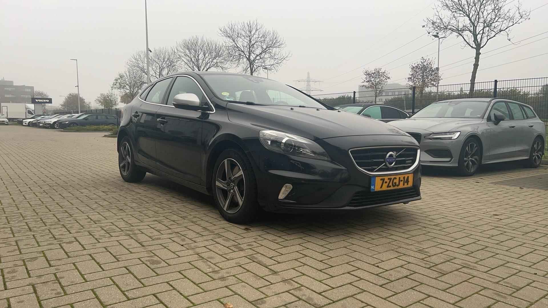 Volvo V40 D4 190PK R-Design Business, Stoelverwarming, Trekhaak, Navigatie, Bluetooth Multimedia & Telefoon, Cruise Control, Trekhaak, Climate Control, Leder/Alcantara Bekleding, - 4/9