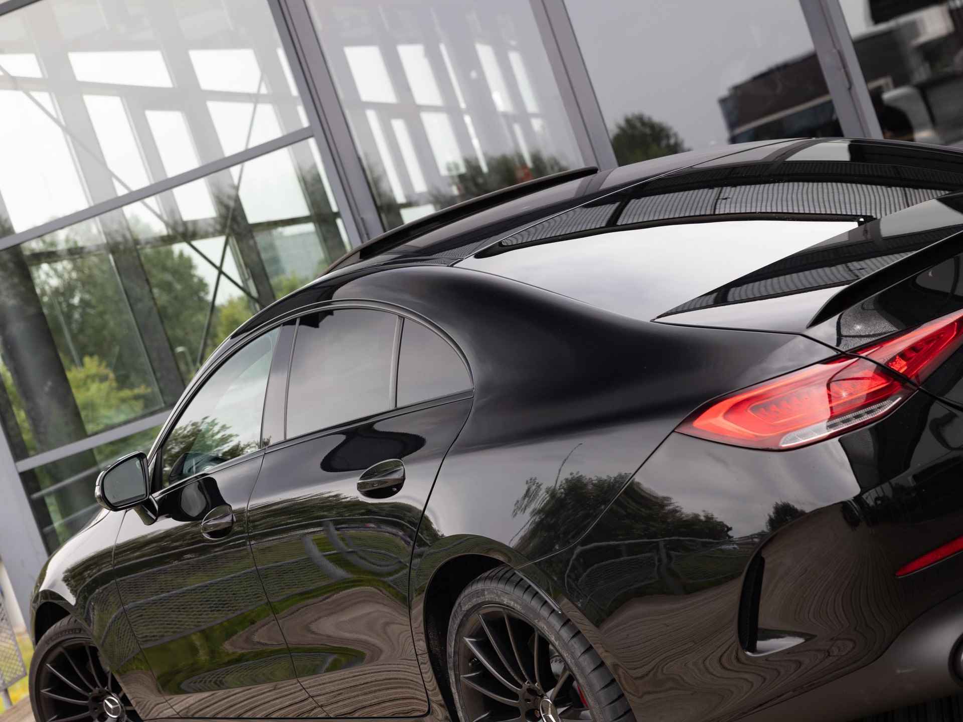 Mercedes-Benz CLS-klasse AMG 53 4MATIC+ Premium Plus | NIGHT PAKKET | BURMESTER | SCHUIF-KANTELDAK | 20 INCH | CARBON INTERIEURLIJSTEN | RIJ-ASSISTENTIE PAKKET | LUCHTVERING | VOLLEDIG MERCEDES ONDERHOUDEN | PANAMERICANA GRILL | STOELVENTILATIE | - 9/51