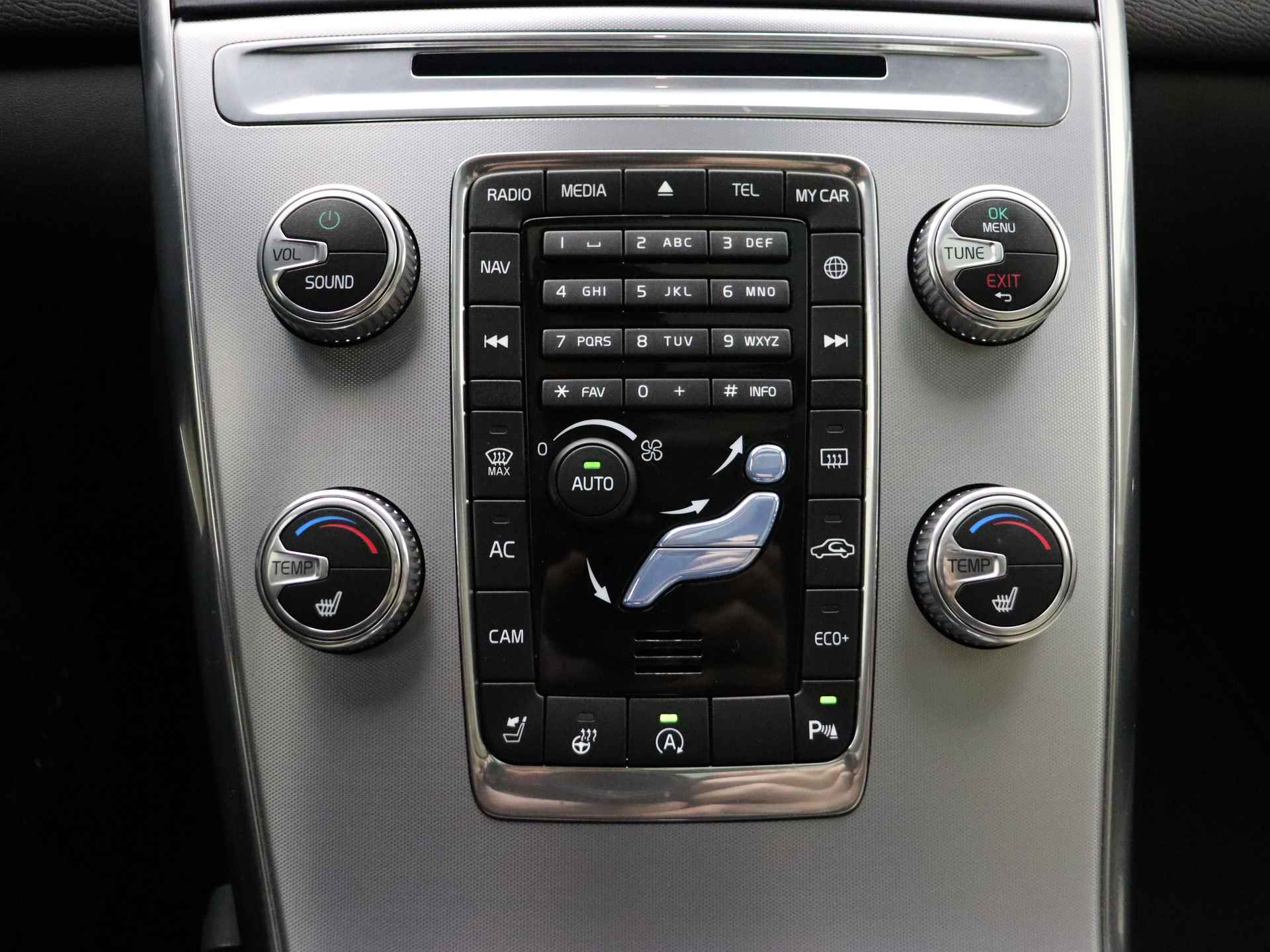 Volvo XC60 T5 245pk Automaat Polar+ / Niveauregeling / Panoramadak / DAB / Elektr. Stoelen / H&K Audio / Styling kit / Keyless / Stoel + Stuurw. Verwarming / - 28/40