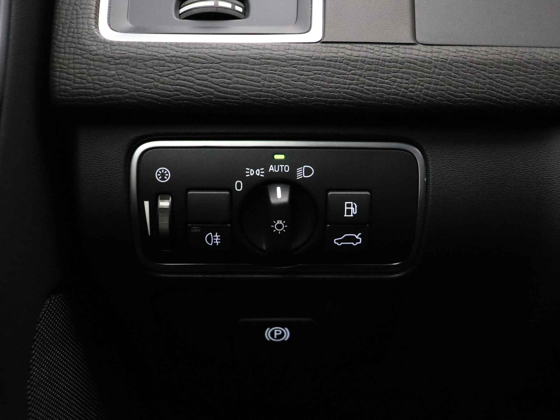 Volvo XC60 T5 245pk Automaat Polar+ / Niveauregeling / Panoramadak / DAB / Elektr. Stoelen / H&K Audio / Styling kit / Keyless / Stoel + Stuurw. Verwarming / - 38/40