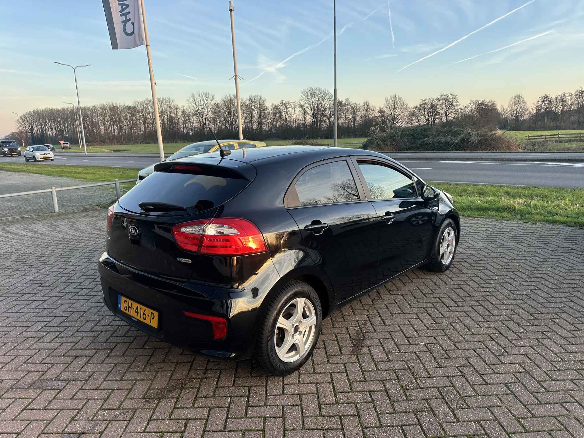 Kia Rio 1.2 CVVT DynamicLine Navi | Camera| 4-cilinder | Dealeronderhouden - 7/16