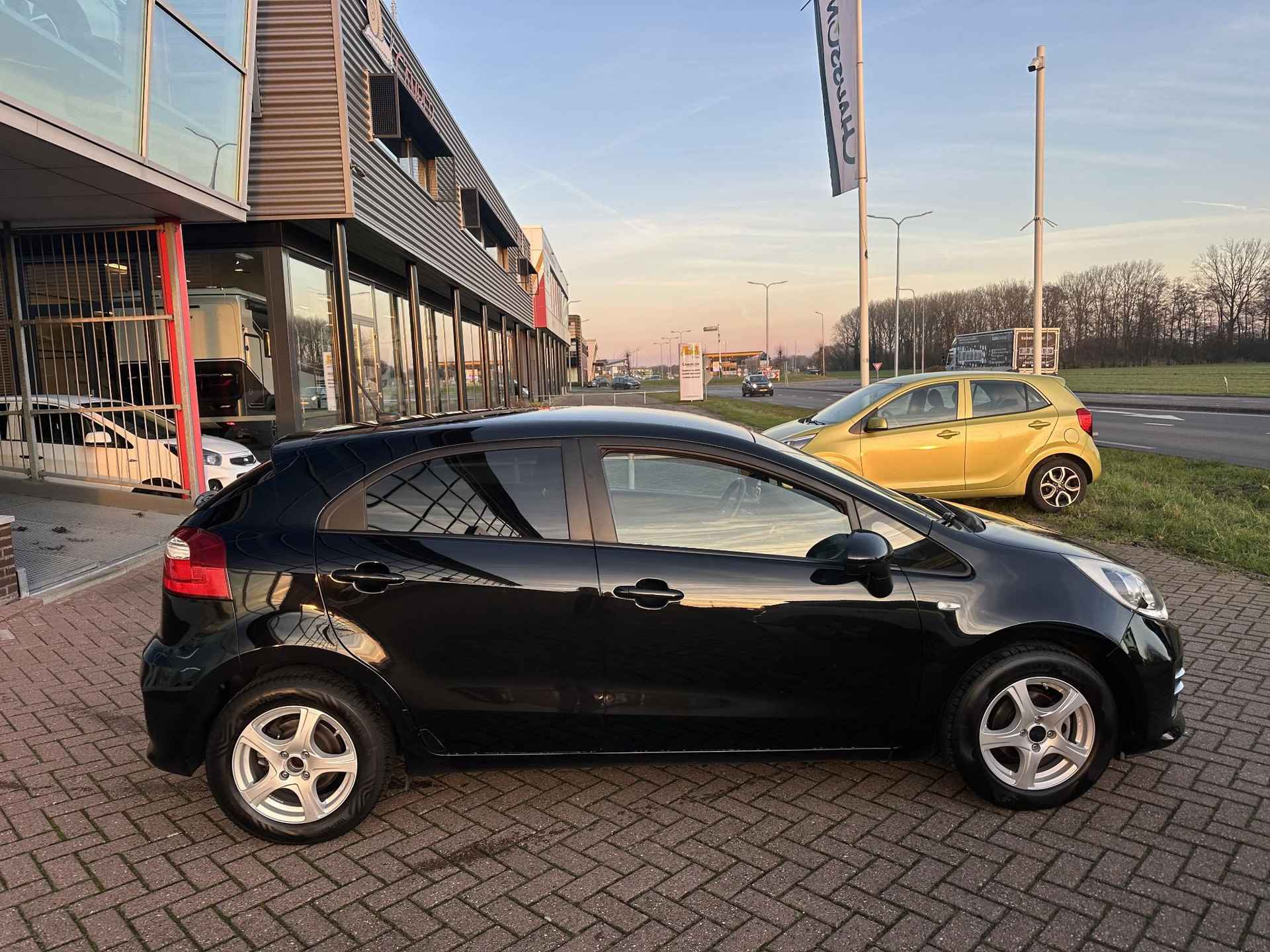 Kia Rio 1.2 CVVT DynamicLine Navi | Camera| 4-cilinder | Dealeronderhouden - 8/16