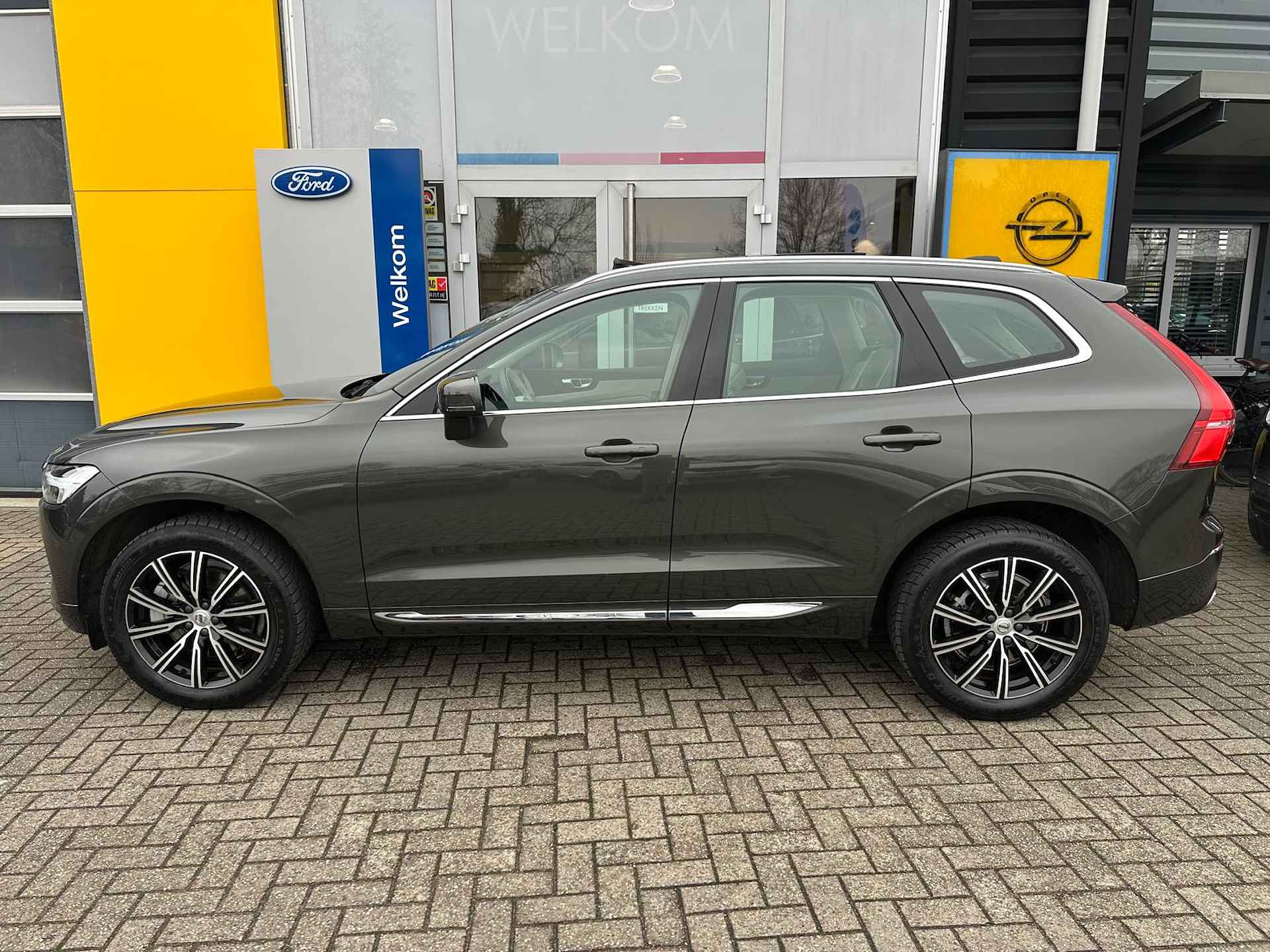 Volvo XC60 2.0 250PK B5 Inscription | SCHUIF-KANTELDAK| STOEL- STUUR- EN VOORRUITVERWARMING| NAVIGATIE| CAMERA| - 4/40