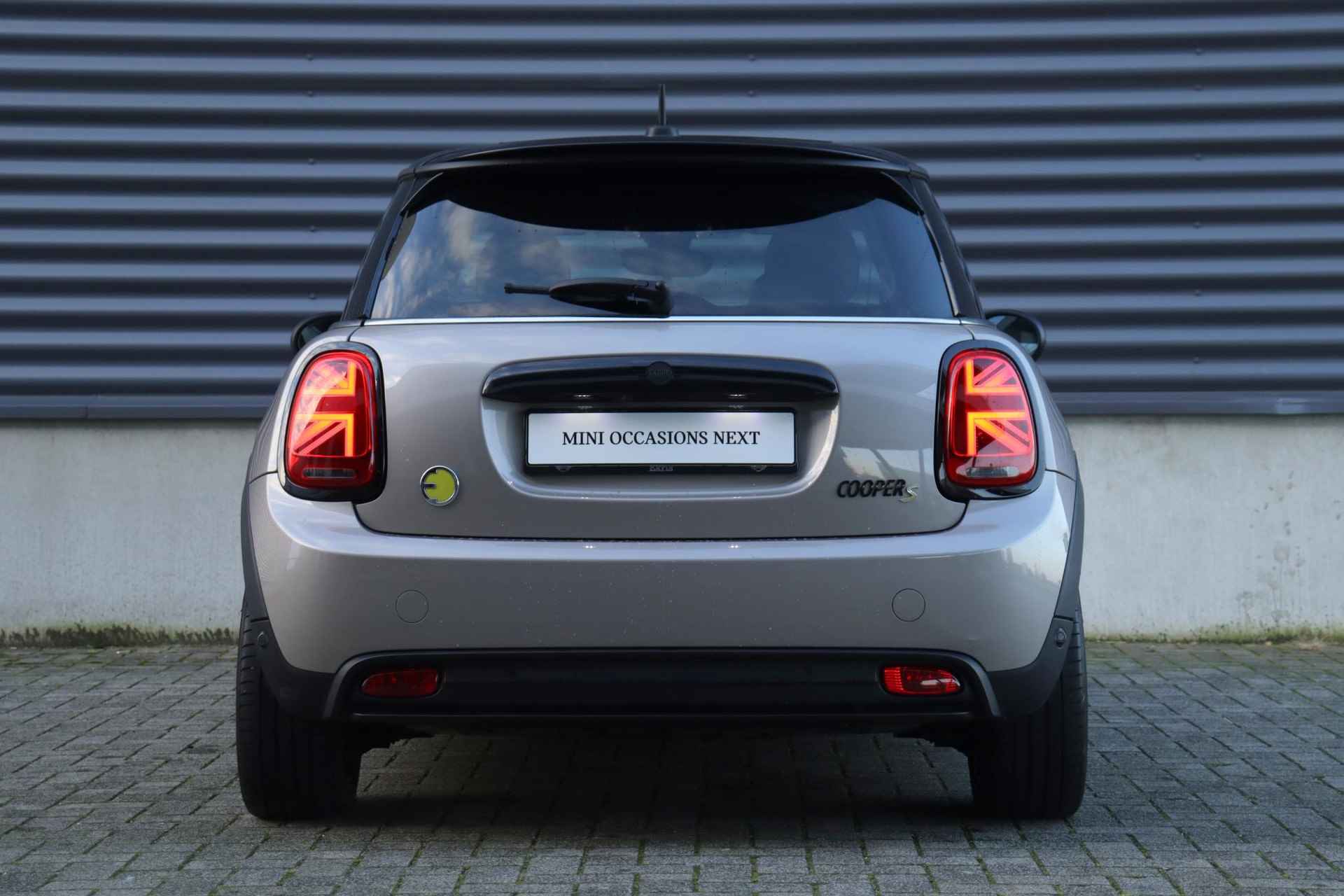 Mini 3-deurs Electric | Classic + Comfort Plus Pakket + Panodak + Adaptive Cruise Control + Harman Kardon + Comfort Acces + 17'' LMV - 4/28