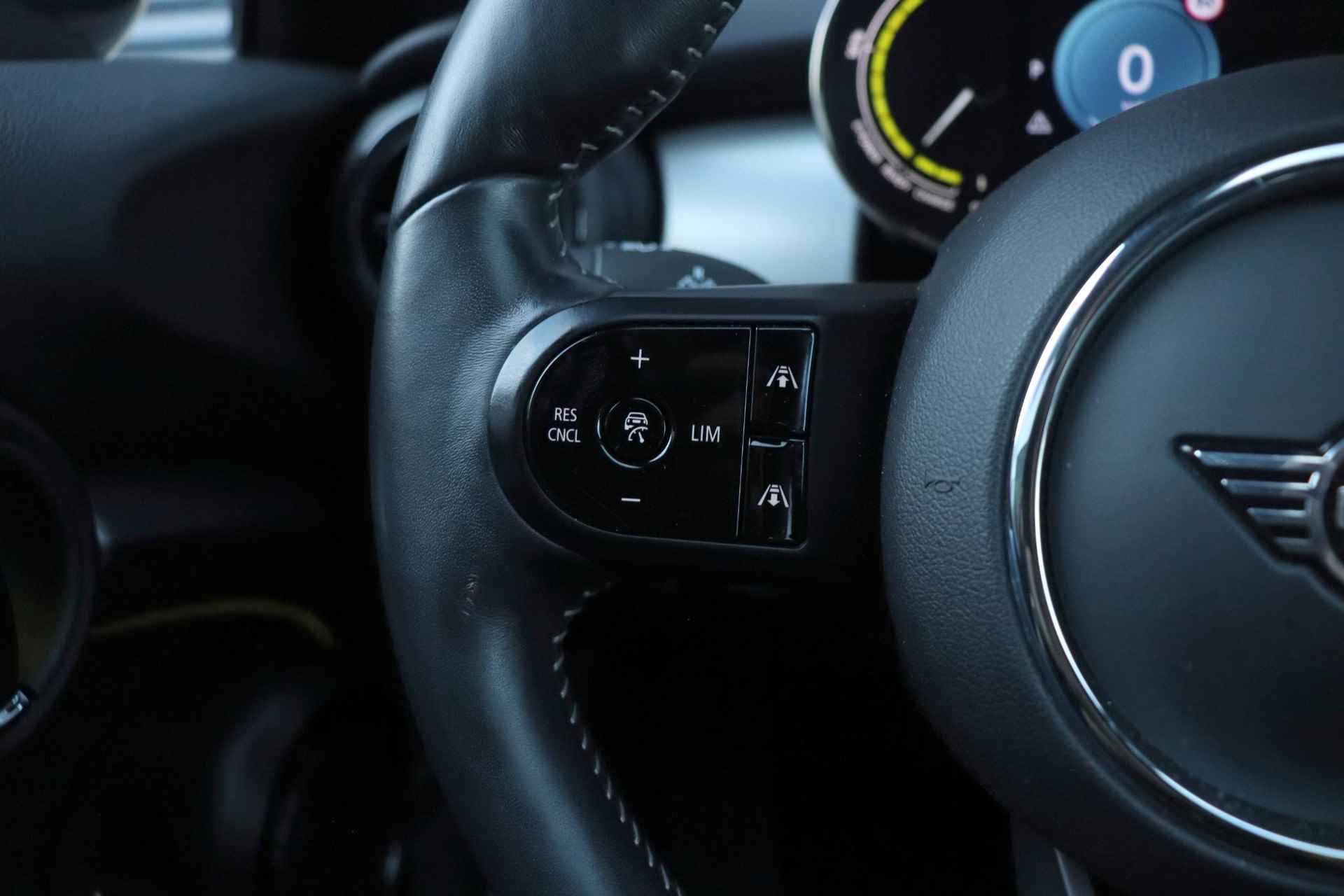 Mini 3-deurs Electric | Classic + Comfort Plus Pakket + Panodak + Adaptive Cruise Control + Harman Kardon + Comfort Acces + 17'' LMV - 21/28