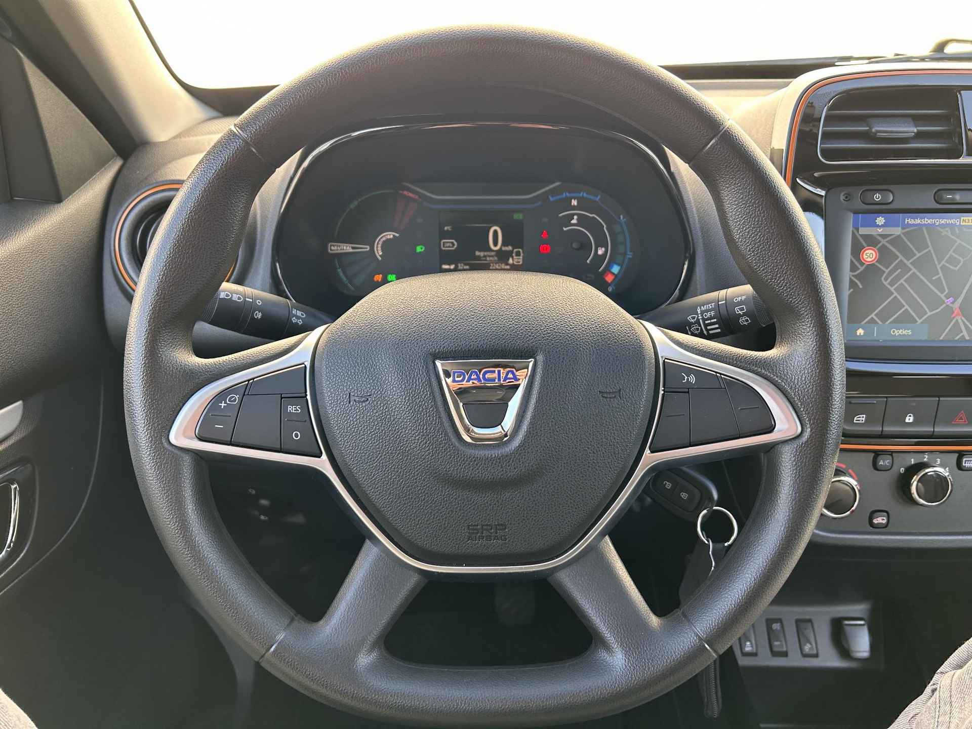 Dacia Spring Comfort Plus 27 kWh / Achteruitrij camera / Navigatie / Stoelverwarming / Apple carplay & Android auto / Airco / Cruise Limiter / Radio / Parkeersensor / - 15/39