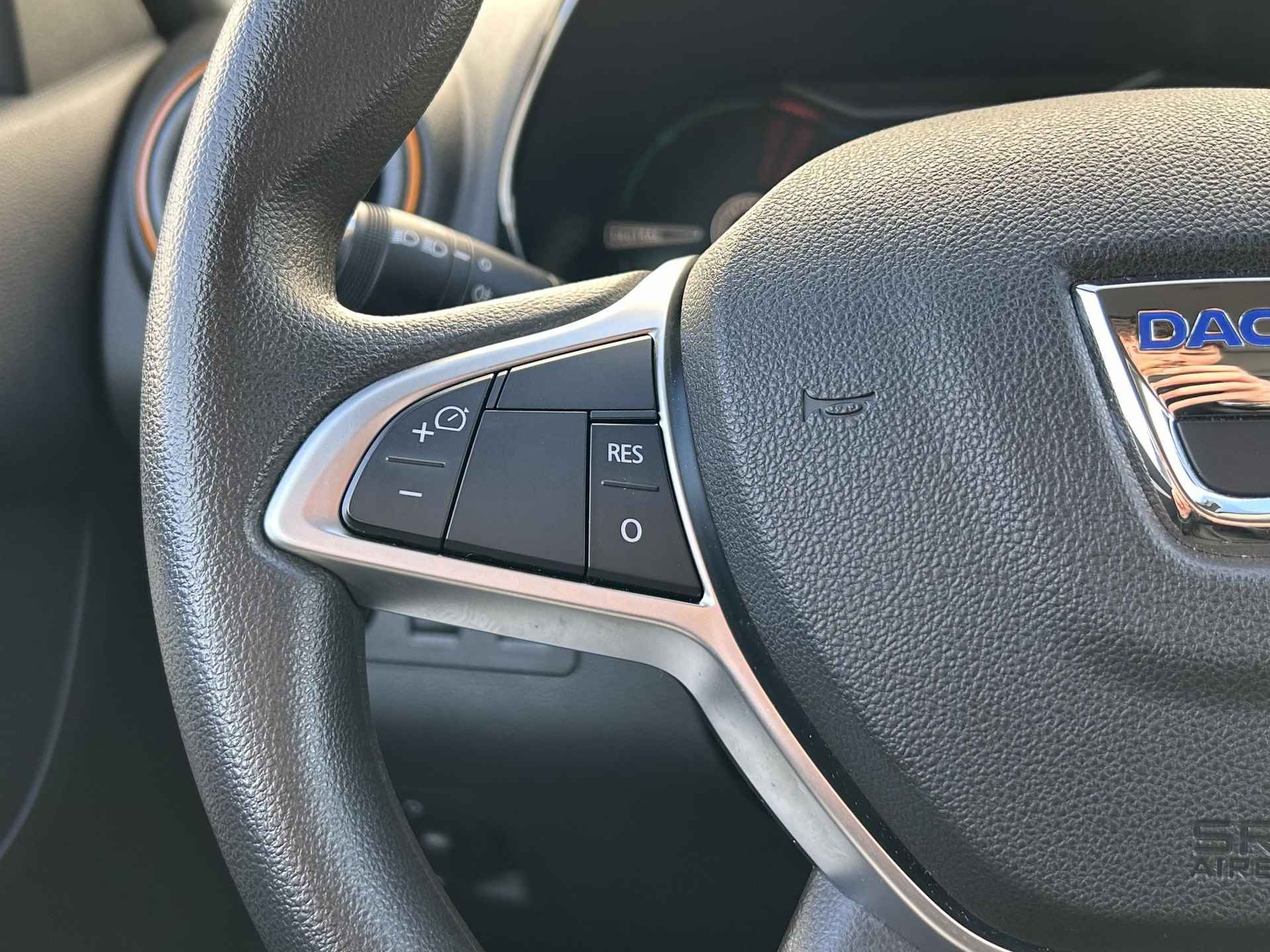 Dacia Spring Comfort Plus 27 kWh / Achteruitrij camera / Navigatie / Stoelverwarming / Apple carplay & Android auto / Airco / Cruise Limiter / Radio / Parkeersensor / - 17/39