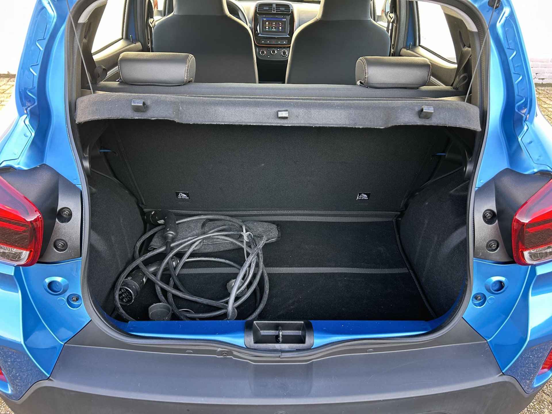 Dacia Spring Comfort Plus 27 kWh / Achteruitrij camera / Navigatie / Stoelverwarming / Apple carplay & Android auto / Airco / Cruise Limiter / Radio / Parkeersensor / - 36/39