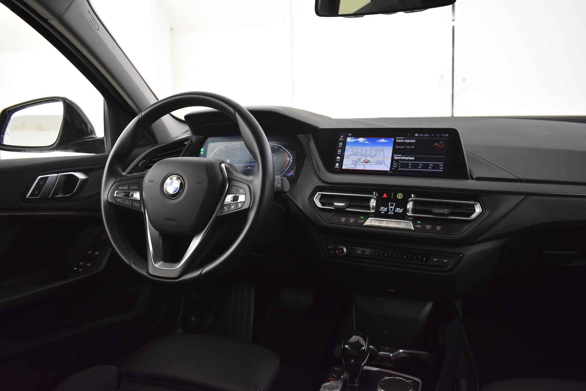 BMW 1-serie 118i Executive Sport Line Automaat / Sportstoelen / LED / Live Cockpit Professional / Extra getint glas achter - 11/49