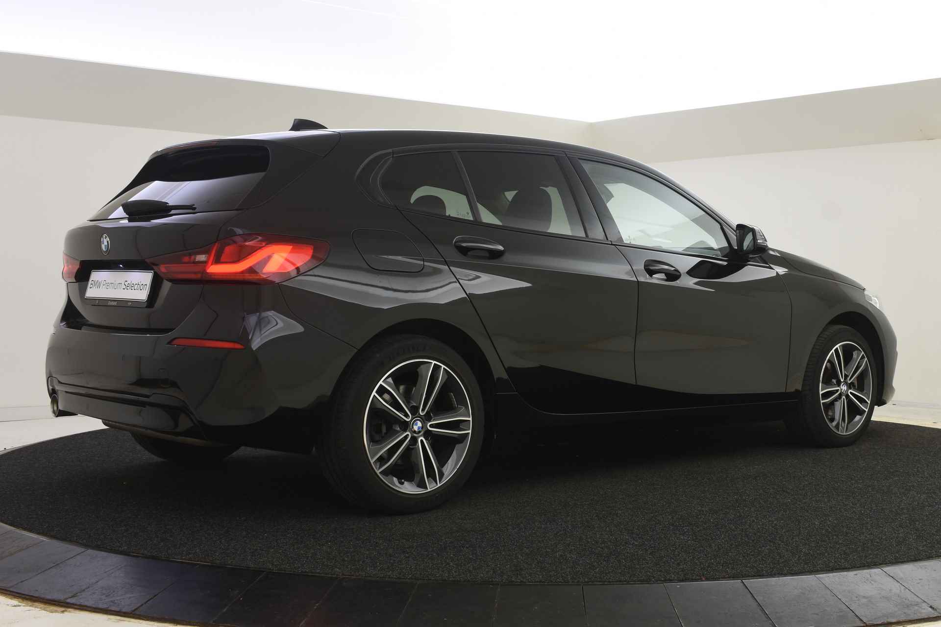 BMW 1-serie 118i Executive Sport Line Automaat / Sportstoelen / LED / Live Cockpit Professional / Extra getint glas achter - 14/49