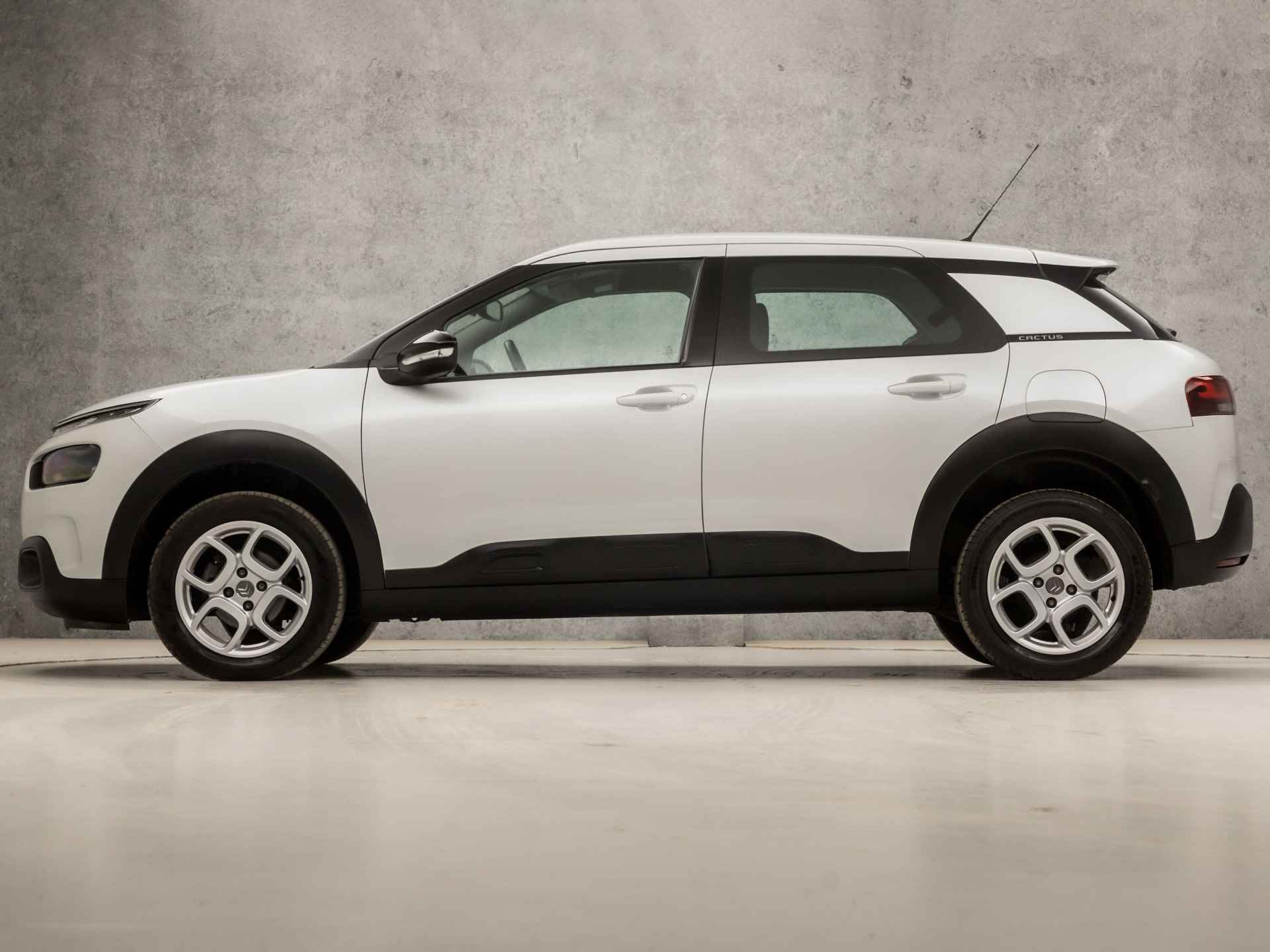 Citroën C4 Cactus 1.2 PureTech Sport (APPLE CARPLAY, NAVIGATIE, DIGITAL COCKPIT, SPORTSTOELEN, LM VELGEN, LANE ASSIST, CRUISE, DAB+, NIEUWSTAAT) - 2/33