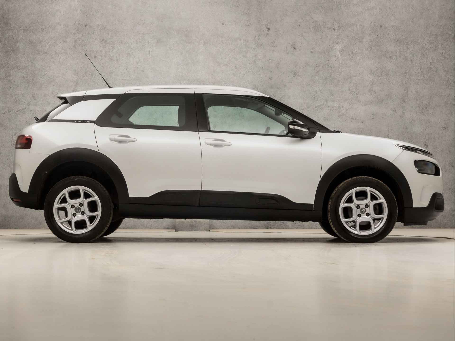 Citroën C4 Cactus 1.2 PureTech Sport (APPLE CARPLAY, NAVIGATIE, DIGITAL COCKPIT, SPORTSTOELEN, LM VELGEN, LANE ASSIST, CRUISE, DAB+, NIEUWSTAAT) - 4/33