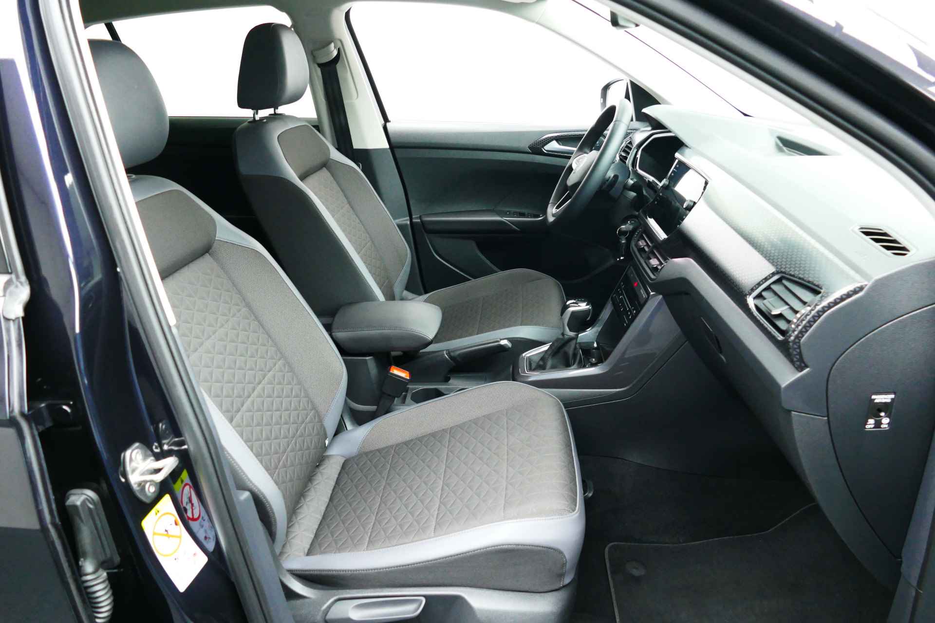 Volkswagen T-Cross 1.5 150pk TSI Style Business R-Line. Virt Cockpit, Camera, Led Koplampen, 18"LMV, Stoelverw - 4/45