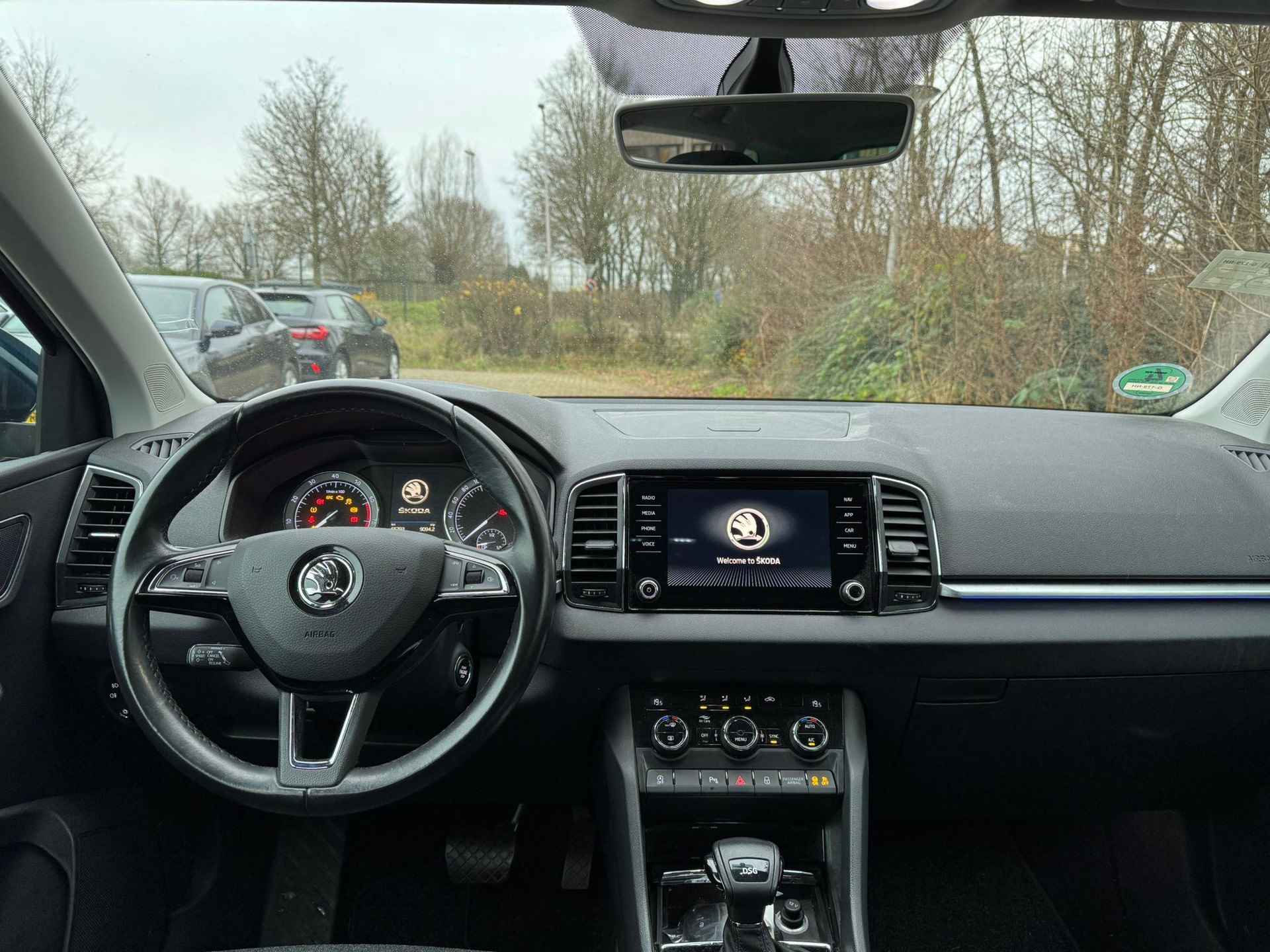 Skoda Karoq 1.5 TSI ACT 150 PK DSG Business Edition | NIEUW BINNEN | Apple CarPlay | ACC | Navigatie | Trekhaak | Getint Glas | - 3/4