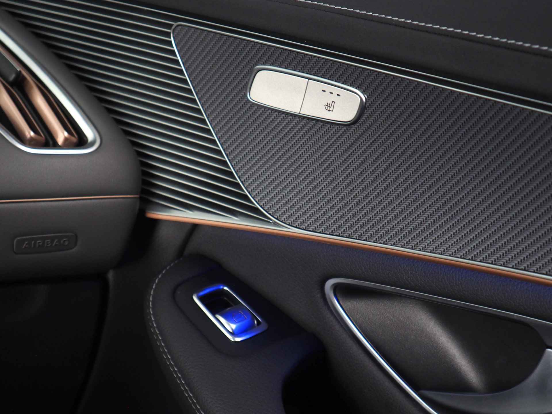 Mercedes-Benz EQC 400 4MATIC Premium 80 kWh | Noodremassistent | Achteruitrijcamera | Apple CarPlay/ Android Auto | Adaptieve Cruise Control | Navigatie | Inc. 220v Laadkabel | Dodehoekdetectie | Stoelverwarming voor en achter - 12/71