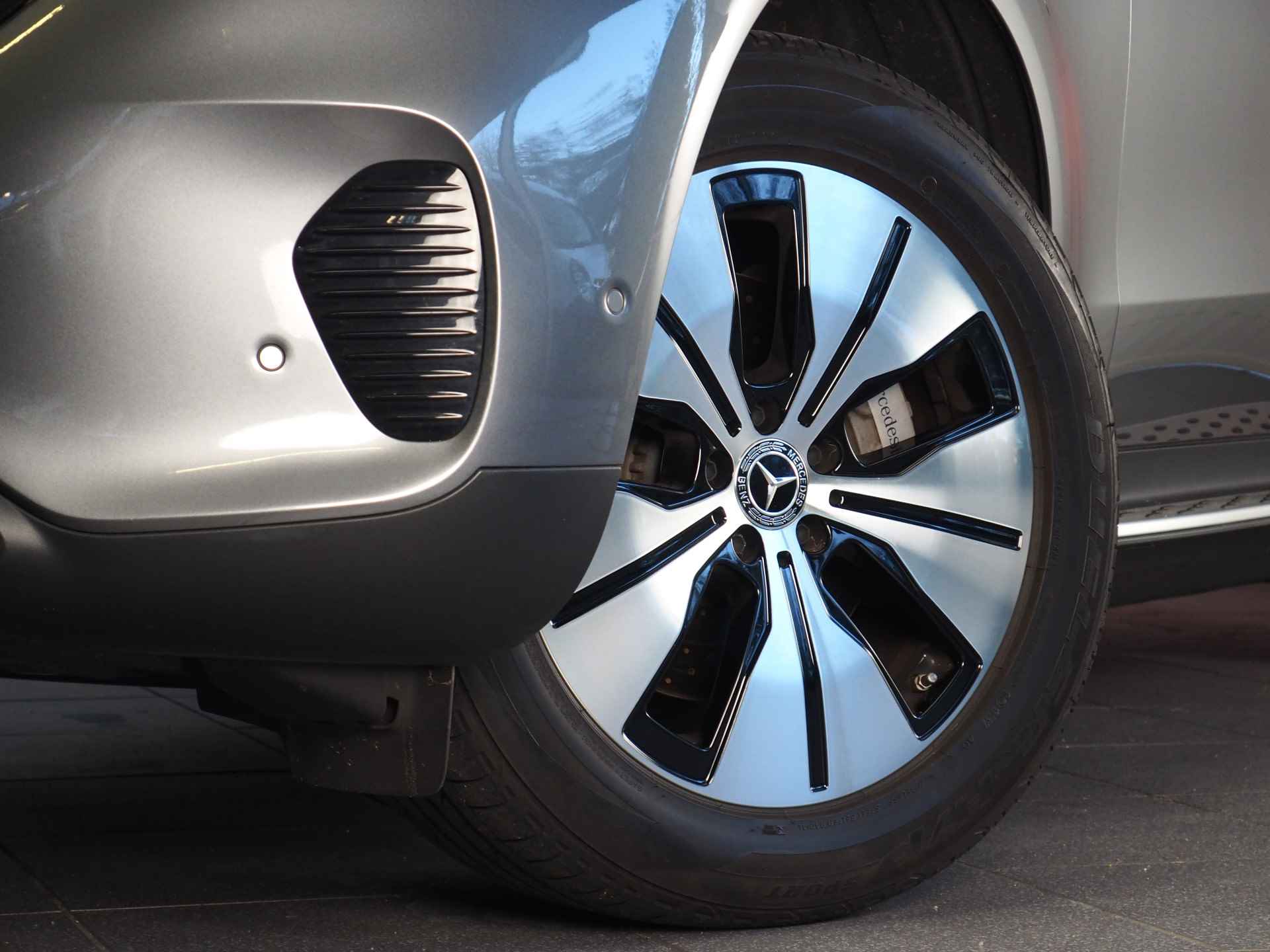Mercedes-Benz EQC 400 4MATIC Premium 80 kWh | Noodremassistent | Achteruitrijcamera | Apple CarPlay/ Android Auto | Adaptieve Cruise Control | Navigatie | Inc. 220v Laadkabel | Dodehoekdetectie | Stoelverwarming voor en achter - 17/71