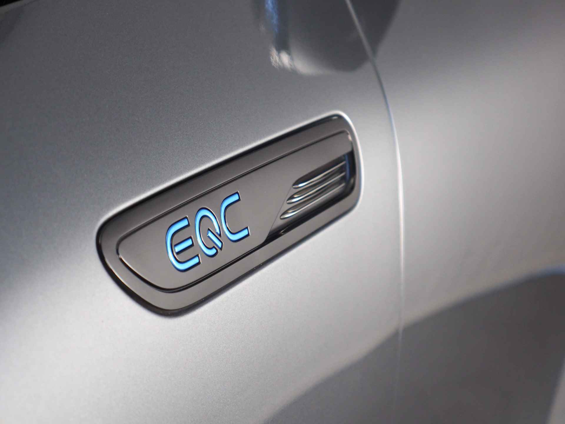 Mercedes-Benz EQC 400 4MATIC Premium 80 kWh | Noodremassistent | Achteruitrijcamera | Apple CarPlay/ Android Auto | Adaptieve Cruise Control | Navigatie | Inc. 220v Laadkabel | Dodehoekdetectie | Stoelverwarming voor en achter - 18/71