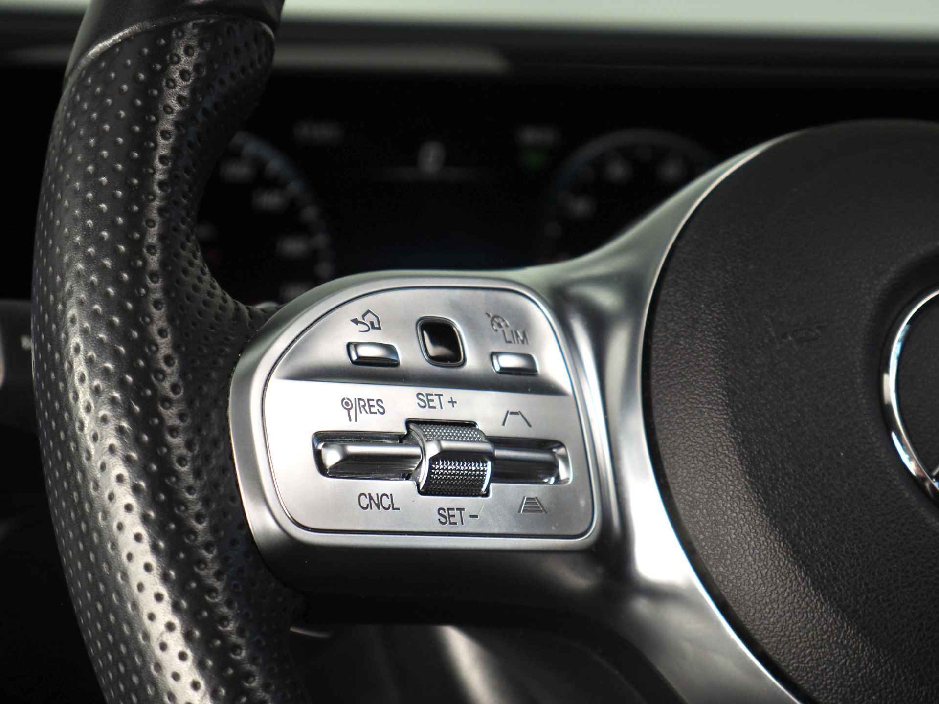 Mercedes-Benz EQC 400 4MATIC Premium 80 kWh | Noodremassistent | Achteruitrijcamera | Apple CarPlay/ Android Auto | Adaptieve Cruise Control | Navigatie | Inc. 220v Laadkabel | Dodehoekdetectie | Stoelverwarming voor en achter - 21/71