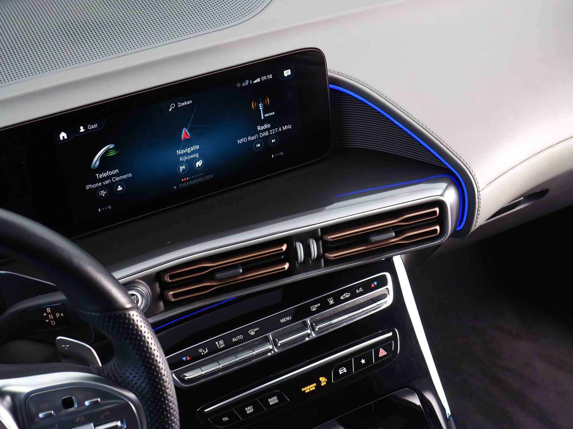 Mercedes-Benz EQC 400 4MATIC Premium 80 kWh | Noodremassistent | Achteruitrijcamera | Apple CarPlay/ Android Auto | Adaptieve Cruise Control | Navigatie | Inc. 220v Laadkabel | Dodehoekdetectie | Stoelverwarming voor en achter - 23/71