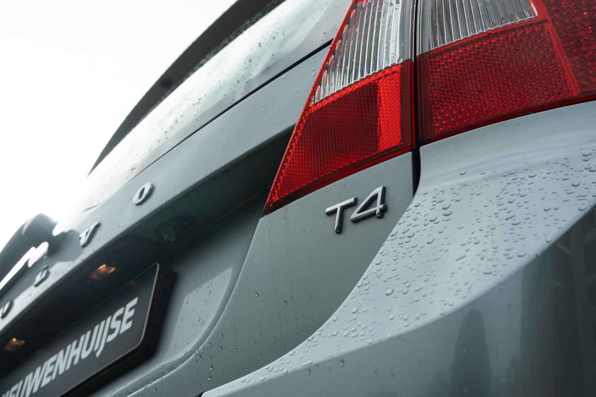 Volvo V70 T4 Limited Edition | Navi | Schuif-/Kanteldak | Lederen Bekleding | Stoelverwarming | Trekhaak | Climate Control | Camera | Memory | Park Assist | 17" LM - 18/21