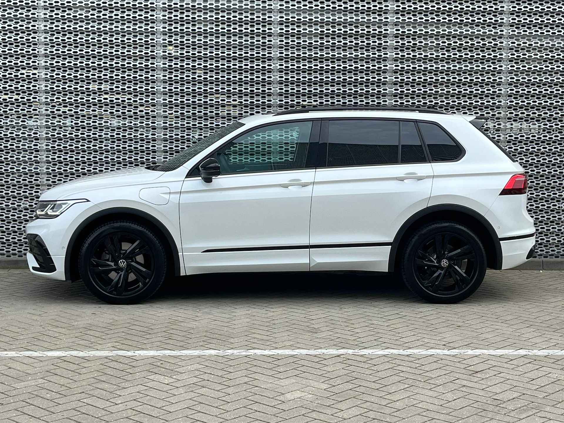 Volkswagen Tiguan 1.4 TSI eHybrid 245PK R-Line / 19" LMV / Panoramadak / Black Style / Trekhaak / Stuur+Stoelverwarming / Elektrische achterklep / LED Matrix ** - 5/41