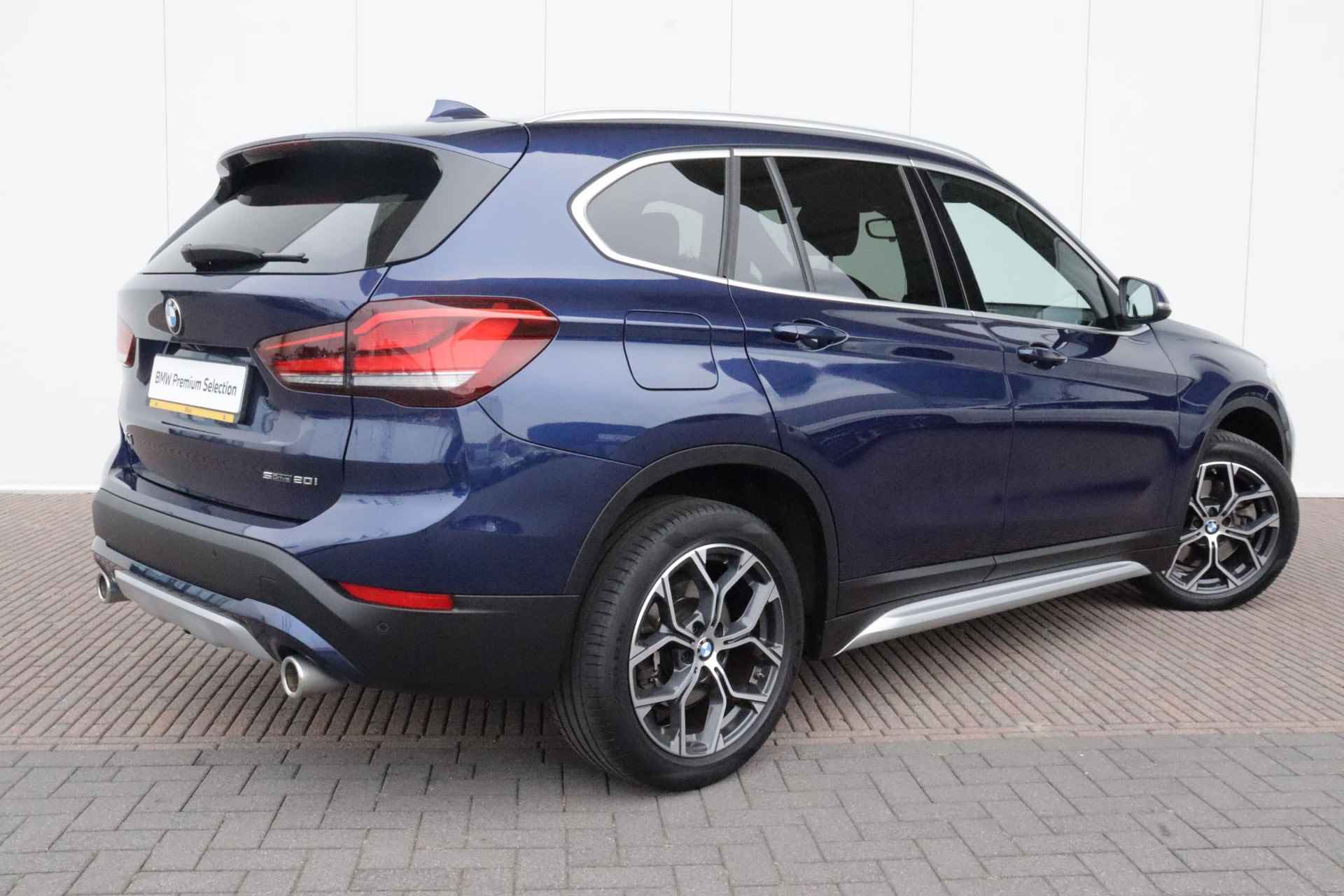 BMW X1 sDrive20i High Executive xLine / Panoramadak / Sportstoelen / Afneembare Trekhaak / Achteruitrijcamera / Stoelverwarming | Showroom Sale - 4/26