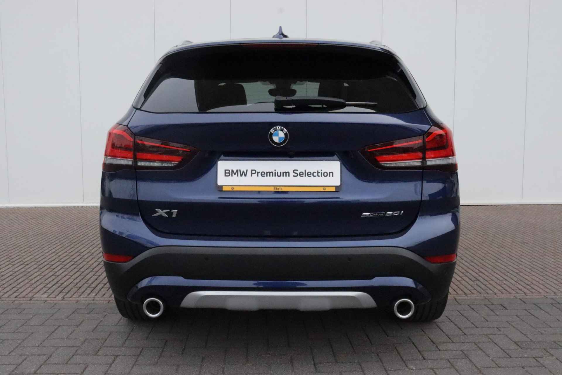 BMW X1 sDrive20i High Executive xLine / Panoramadak / Sportstoelen / Afneembare Trekhaak / Achteruitrijcamera / Stoelverwarming | Showroom Sale - 5/26