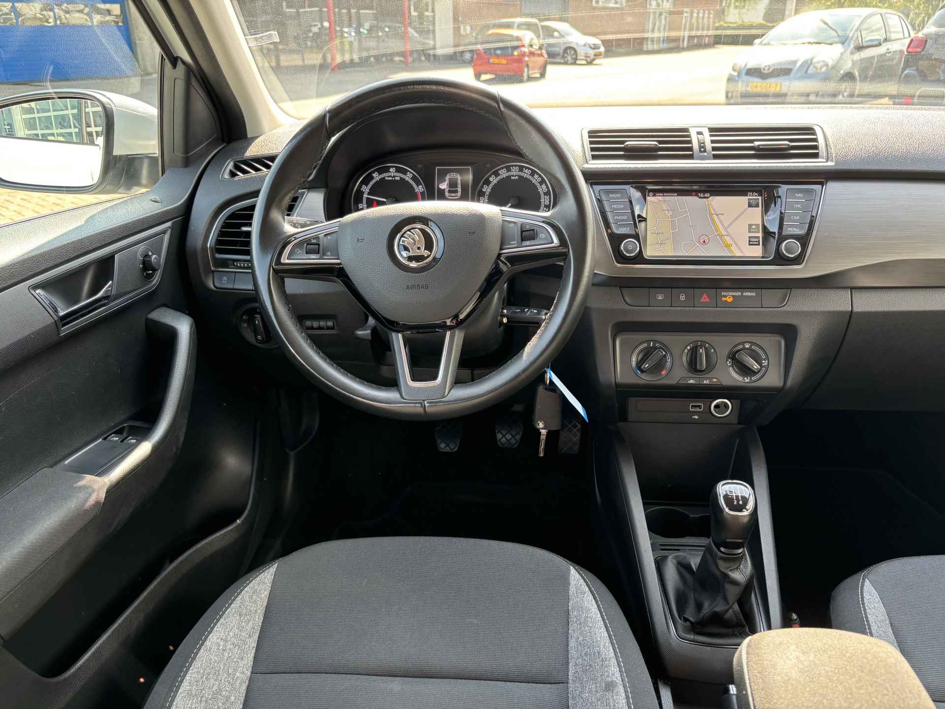 Škoda Fabia Combi 1.0 TSI Business Edition NL-Auto 1e eigenaar / Wit Parelmoer / Apple/Android Carplay / Trekhaak / Parkeersensoren / Cruise - 16/21