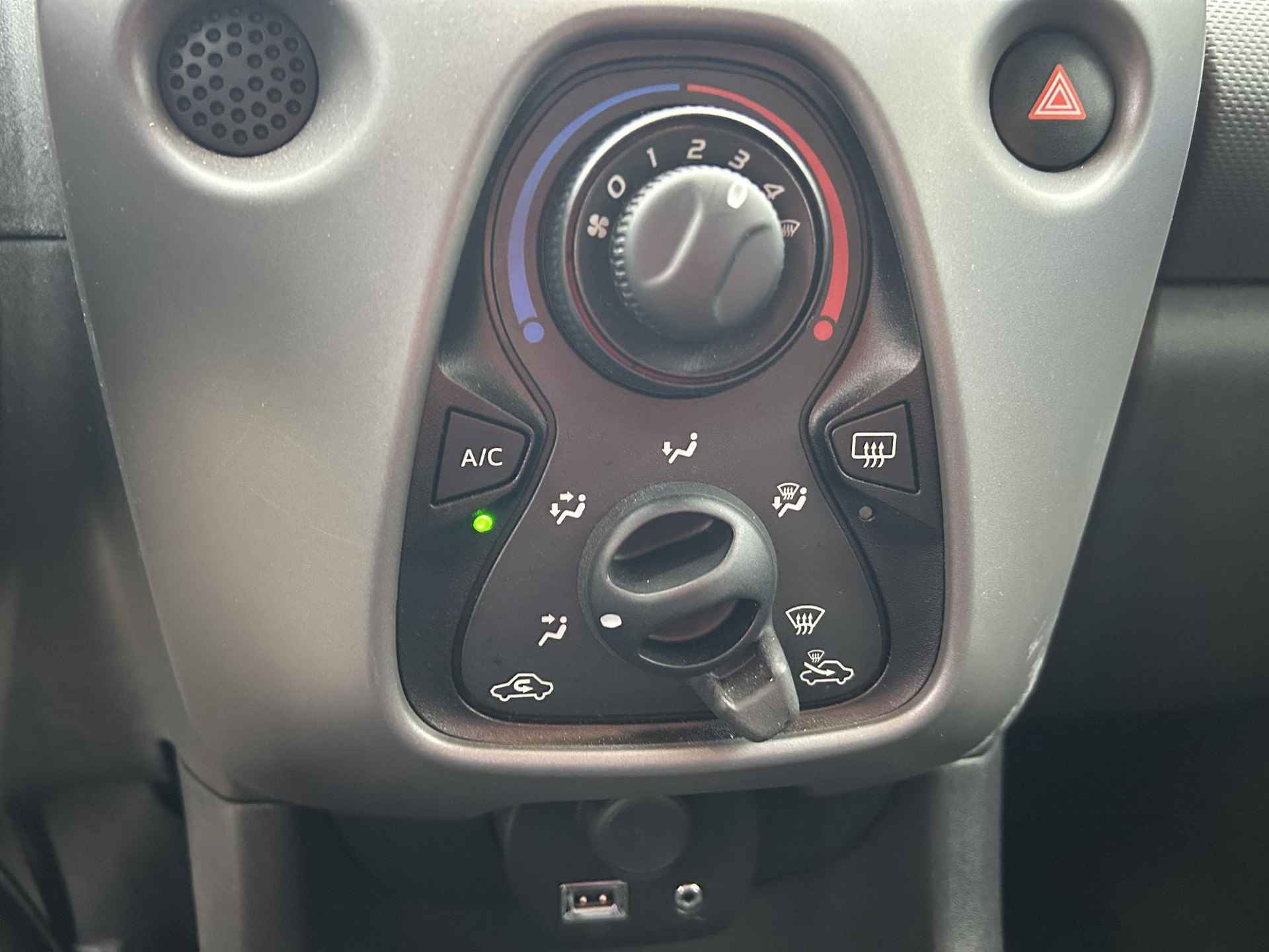 Peugeot 108 1.0 e-VTi Active | Automaat | Airco | Bluetooth | Elektrische ramen voor | LED Dagrijverlichting | Centrale deurvergrendeling met afstandsbediening | Premium Pack | - 15/21