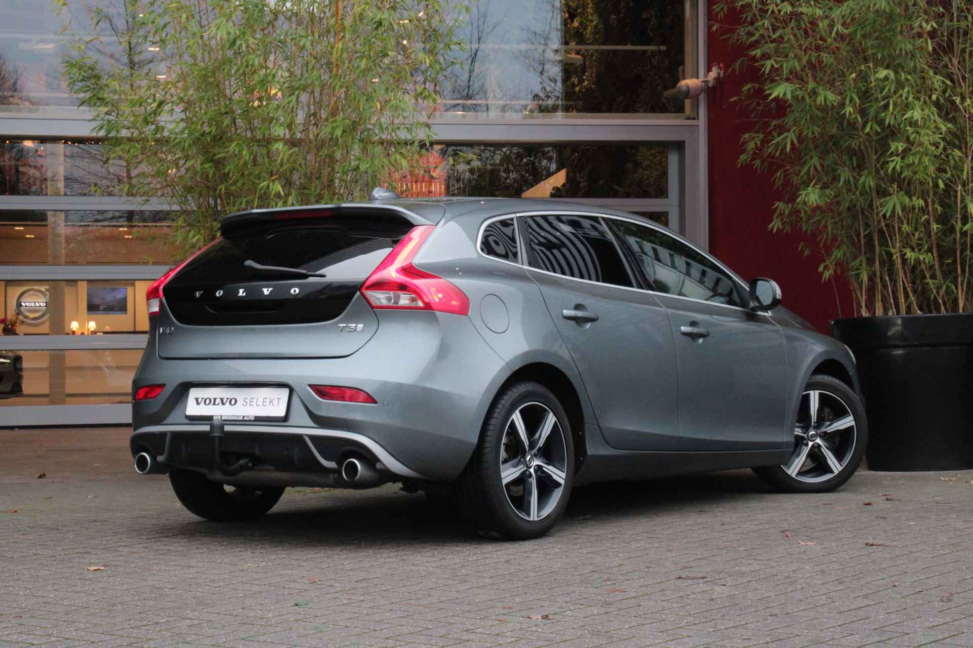 Volvo V40 T3 152pk Automaat Polar+ Sport | R-Design | Harman/Kardon | Panoramadak | Trekhaak | Camera | Keyless - 3/18