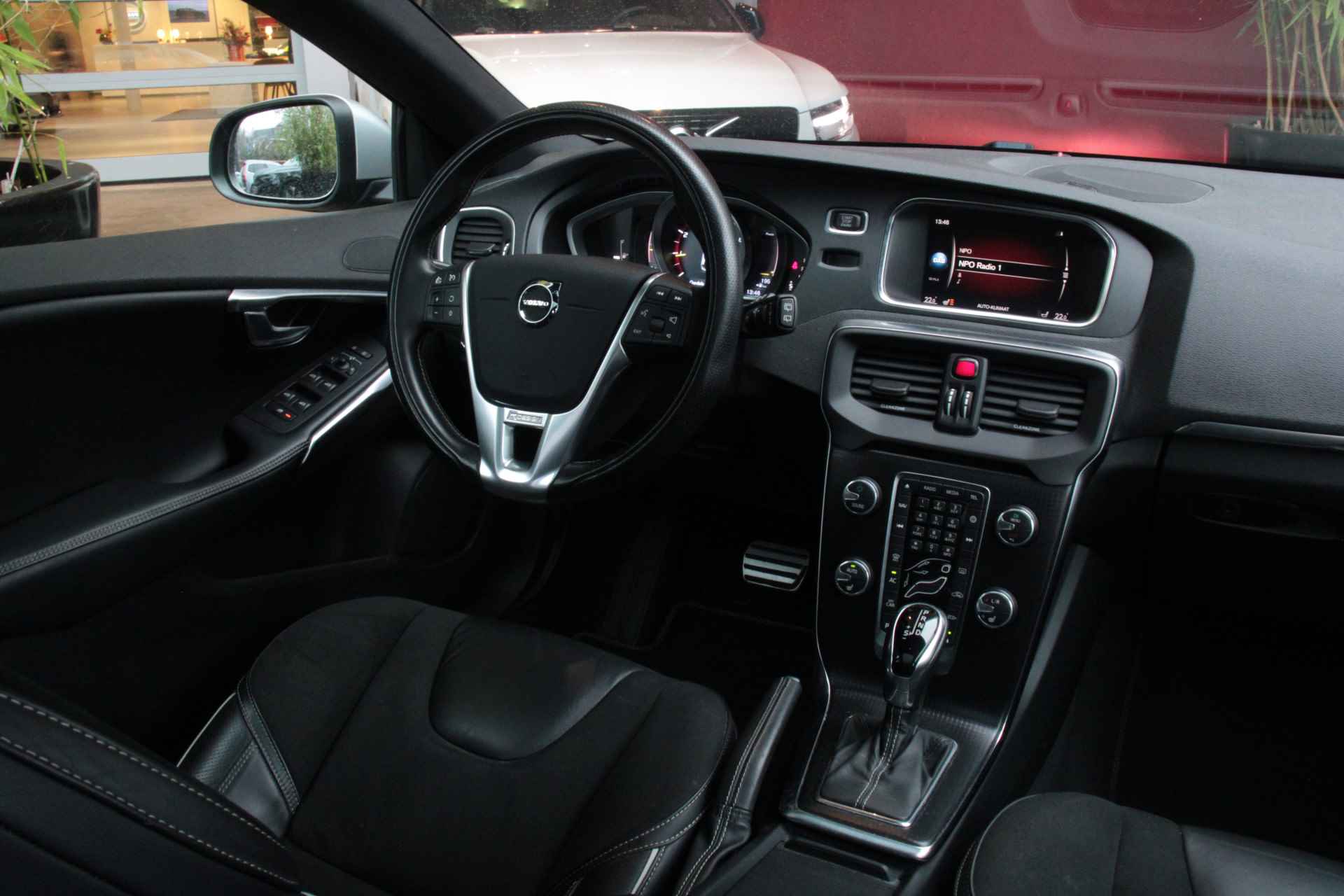 Volvo V40 T3 152pk Automaat Polar+ Sport | R-Design | Harman/Kardon | Panoramadak | Trekhaak | Camera | Keyless - 4/18